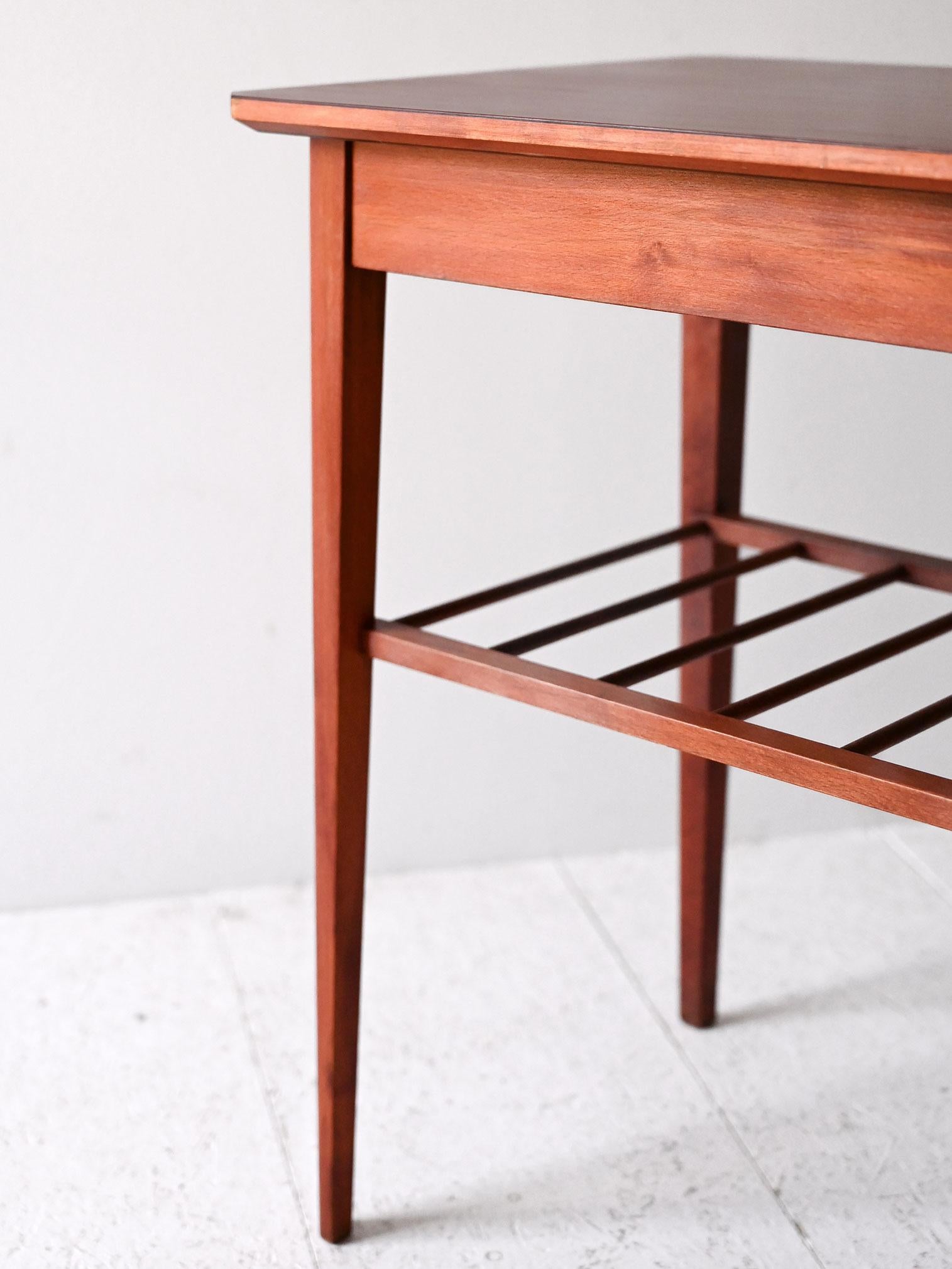 Comodino scandinavo anni ’50 con mensola Bon état - En vente à Brescia, IT