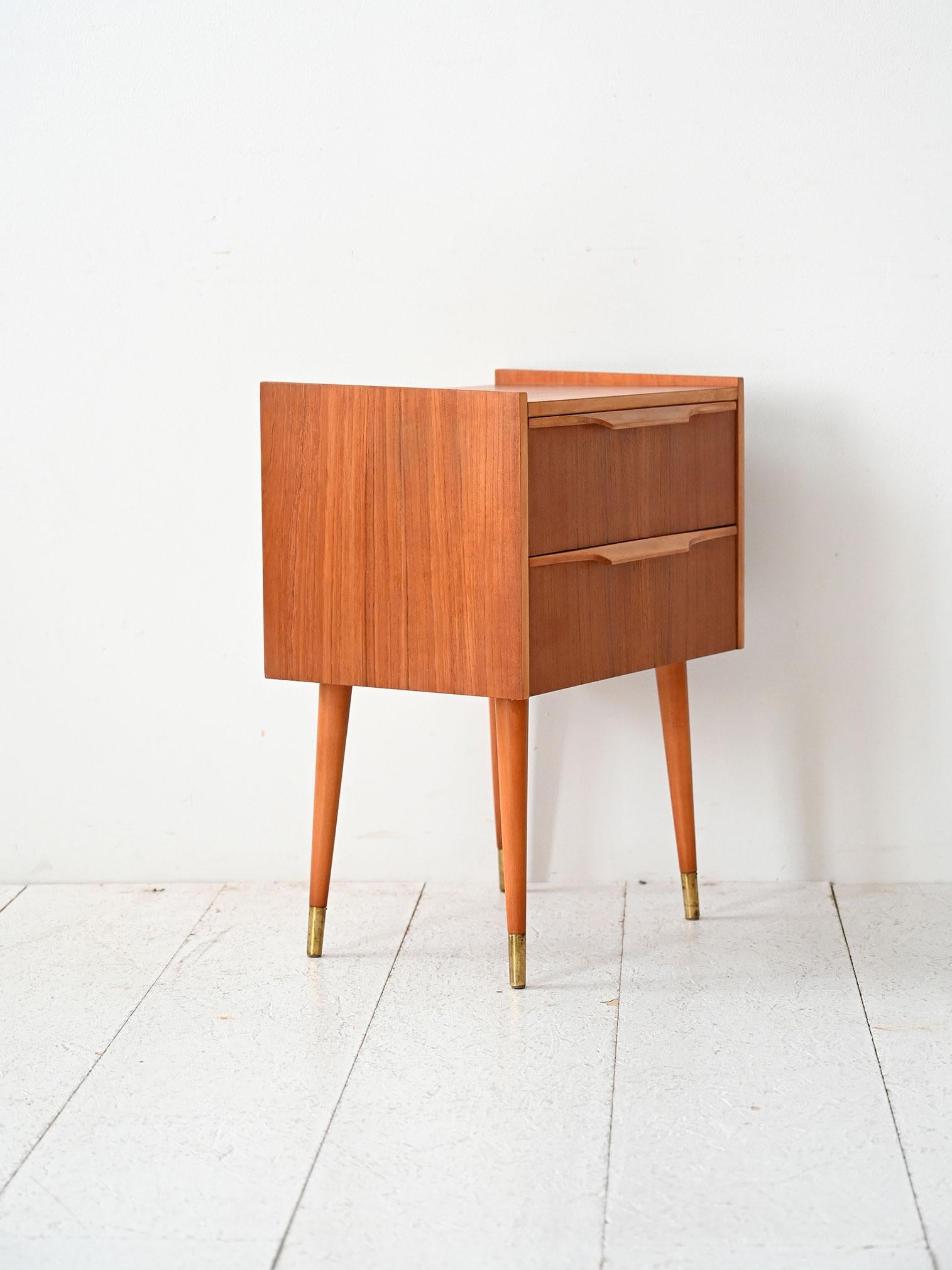 Scandinavo moderno Comodino scandinavo anni ’50 in teak con dettagli in ottone in vendita