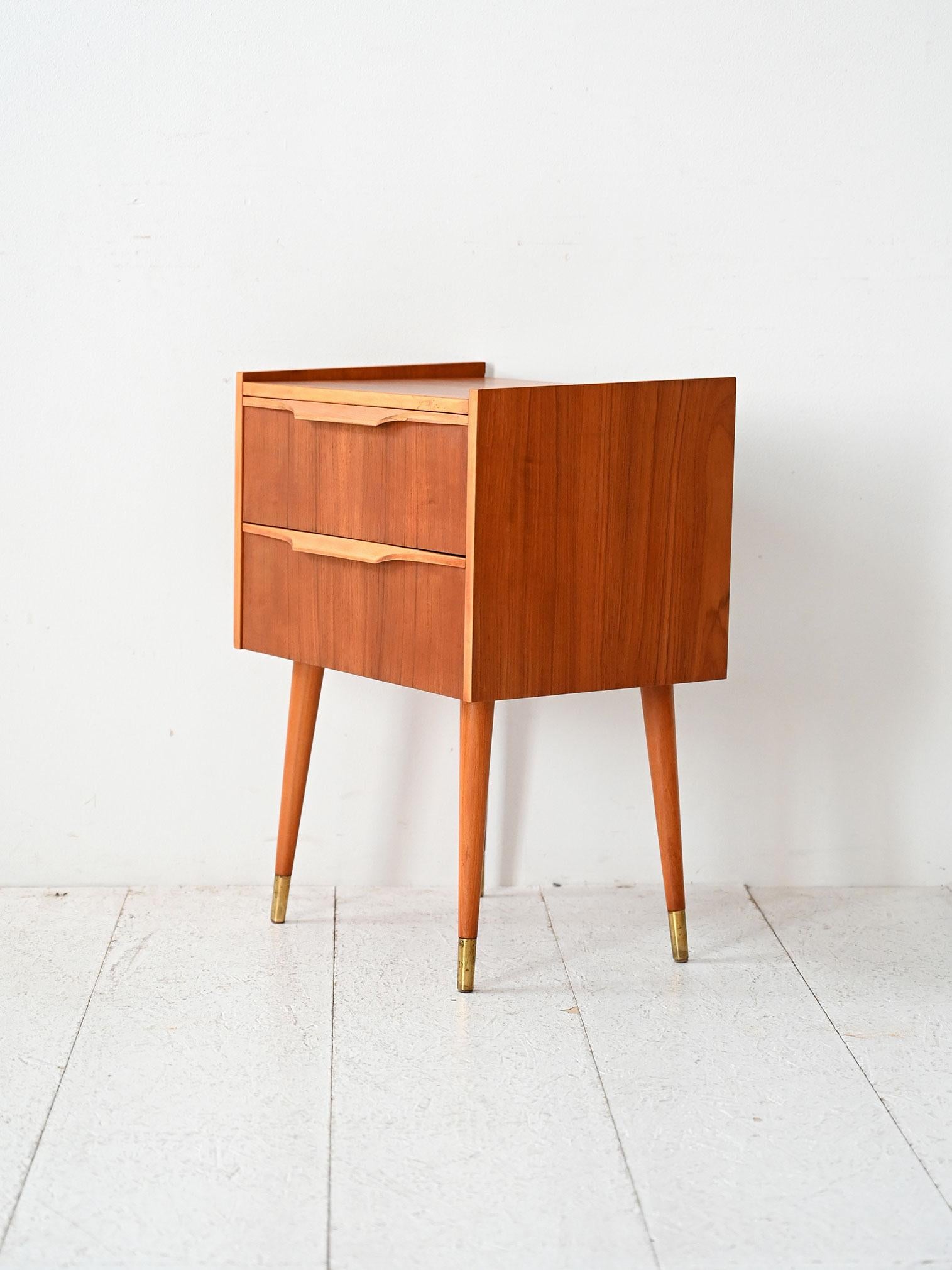 Scandinavian Comodino scandinavo anni ’50 in teak con dettagli in ottone in vendita