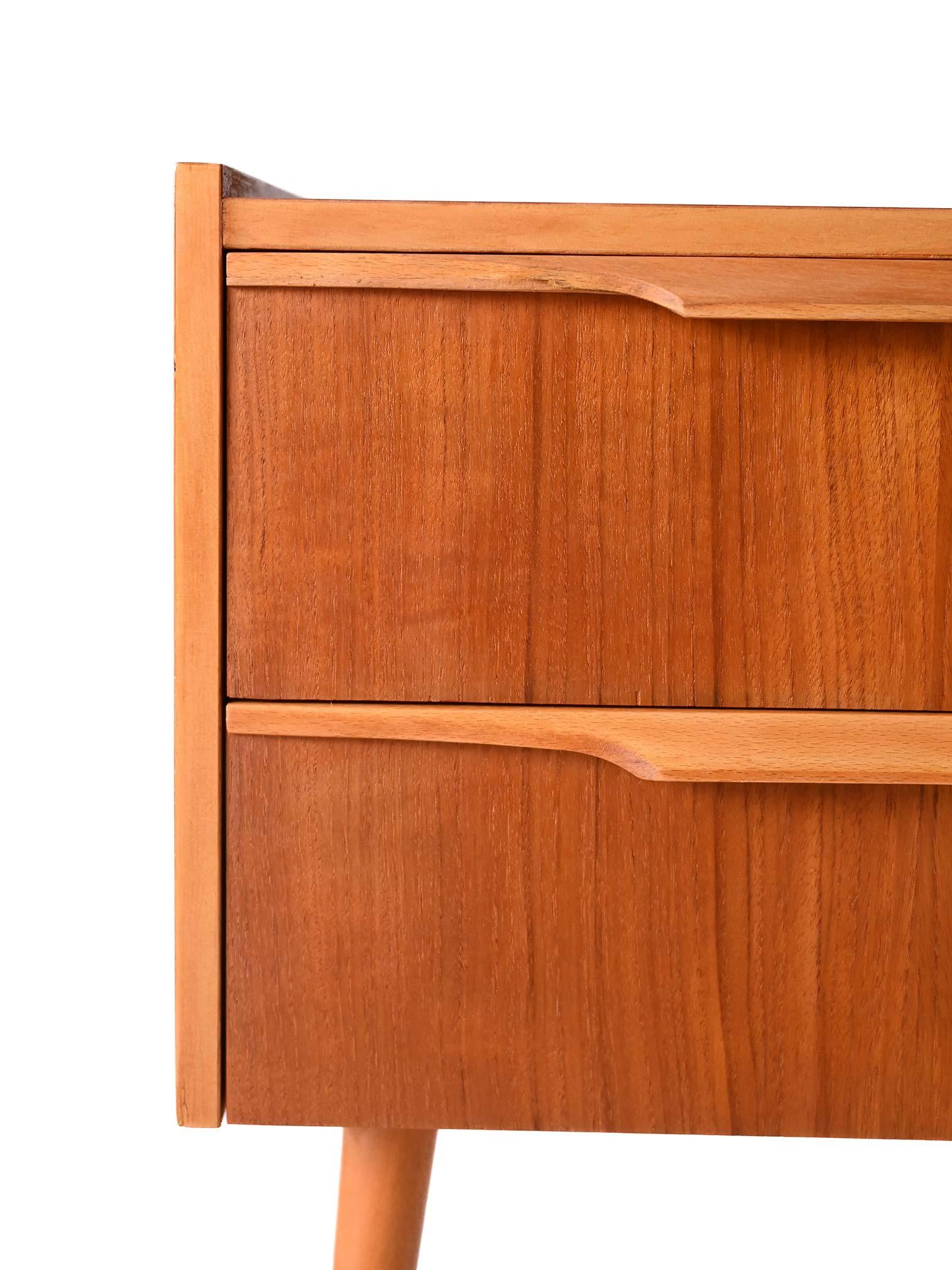 Comodino scandinavo anni ’50 in teak con dettagli in ottone In condizioni buone in vendita a Brescia, IT