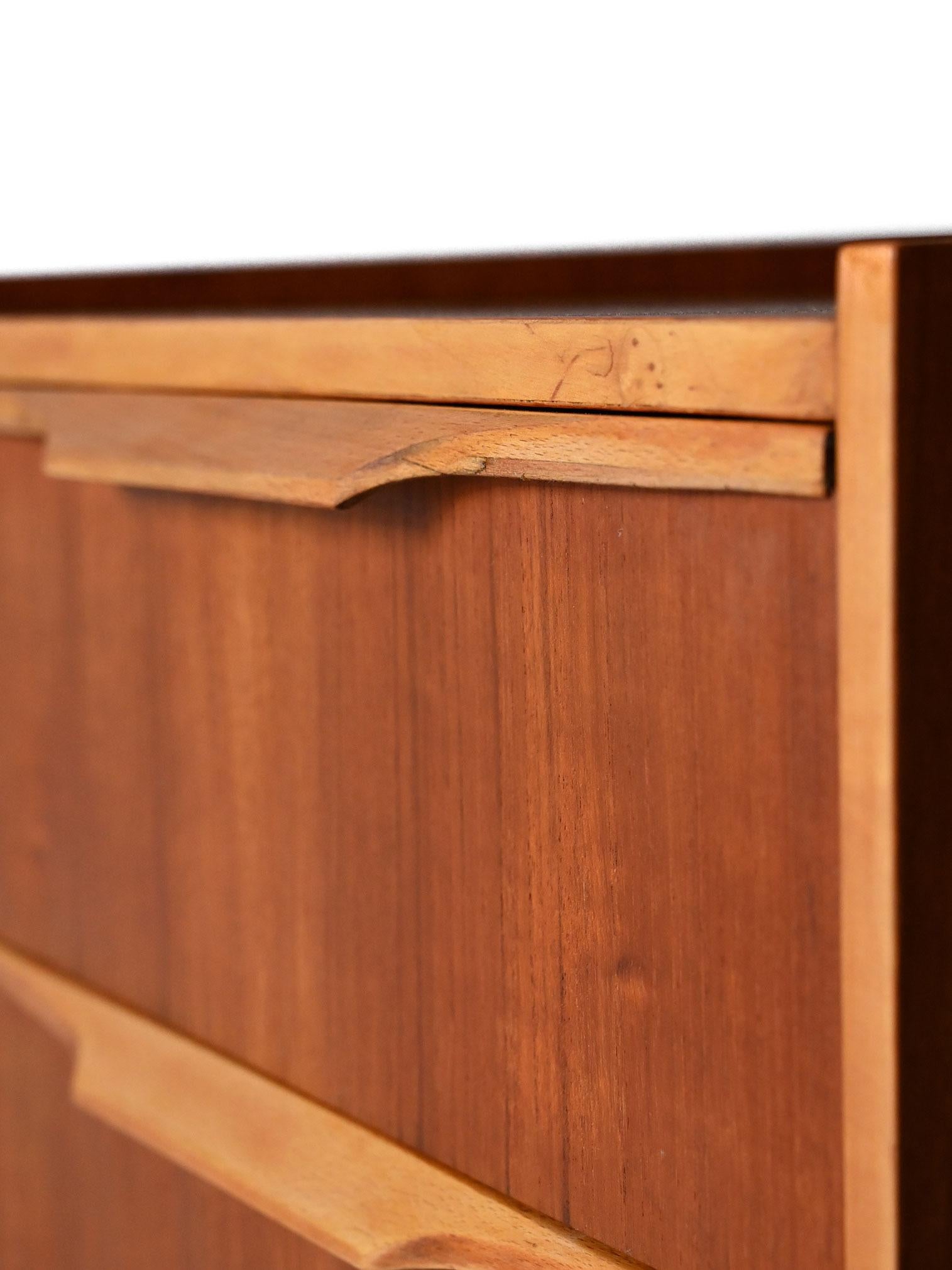 Mid-20th Century Comodino scandinavo anni ’50 in teak con dettagli in ottone in vendita