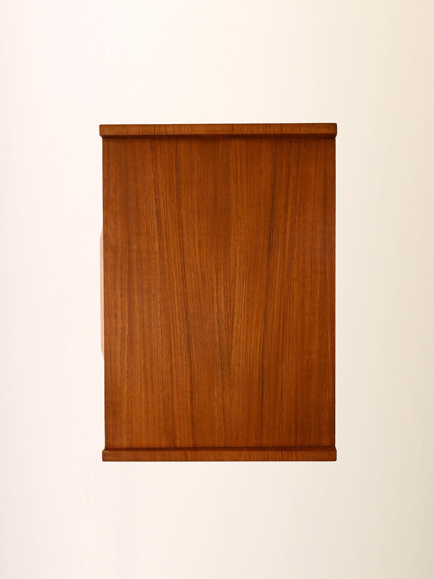 Ottone Comodino scandinavo anni ’50 in teak con dettagli in ottone in vendita