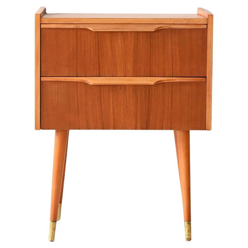 Comodino scandinavo anni ’50 in teak con dettagli in ottone in vendita