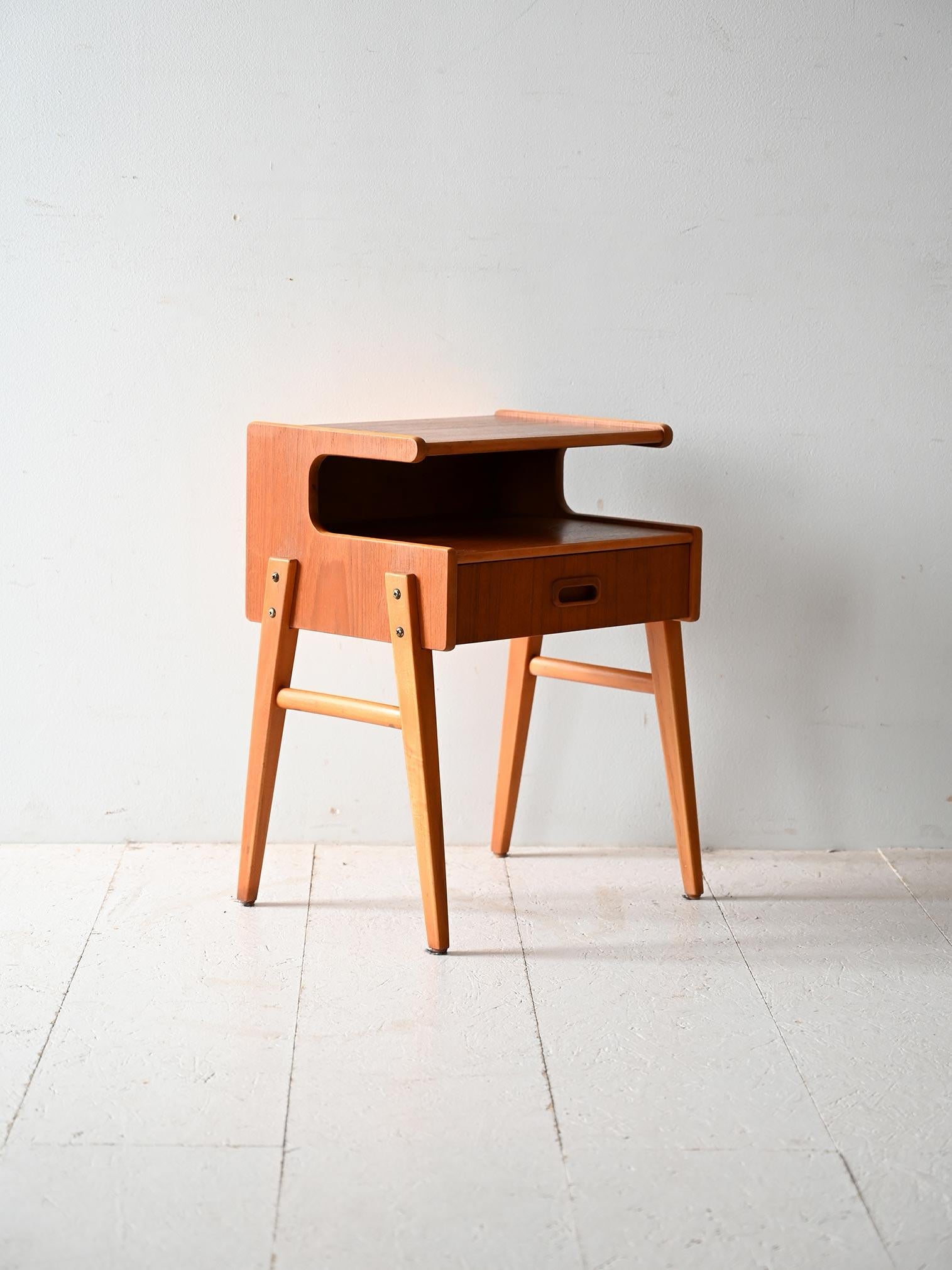 Scandinavo moderno Comodino scandinavo anni ’50 in teak con mensola in vendita