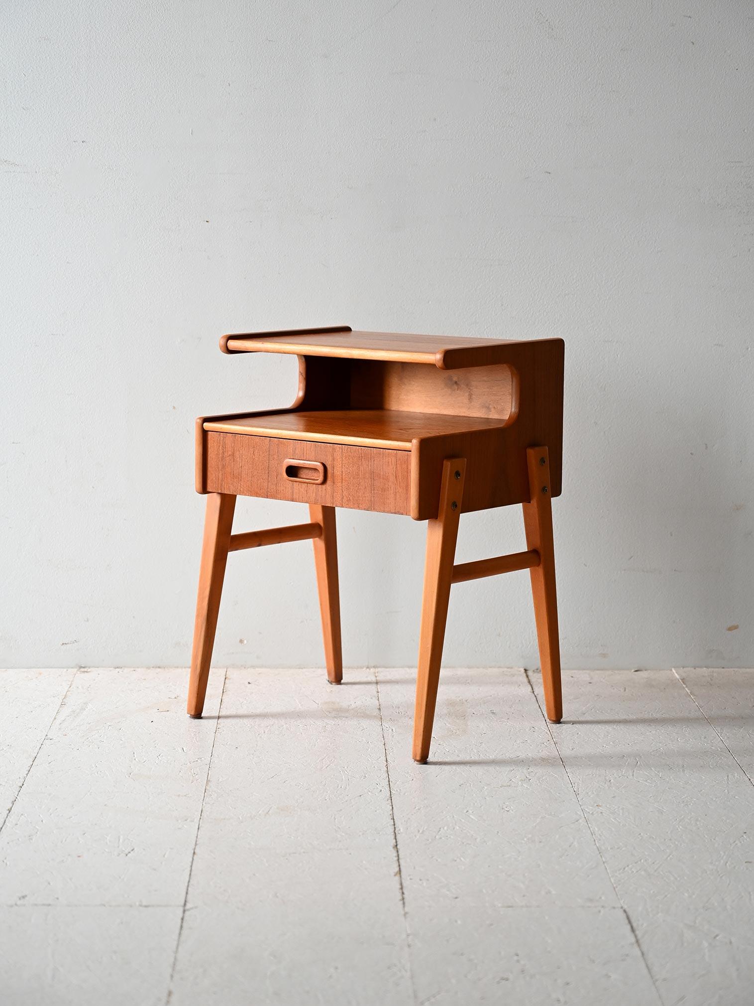 Scandinavian Comodino scandinavo anni ’50 in teak con mensola in vendita