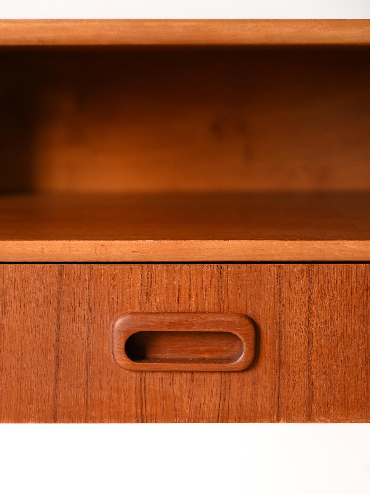 Mid-20th Century Comodino scandinavo anni ’50 in teak con mensola in vendita