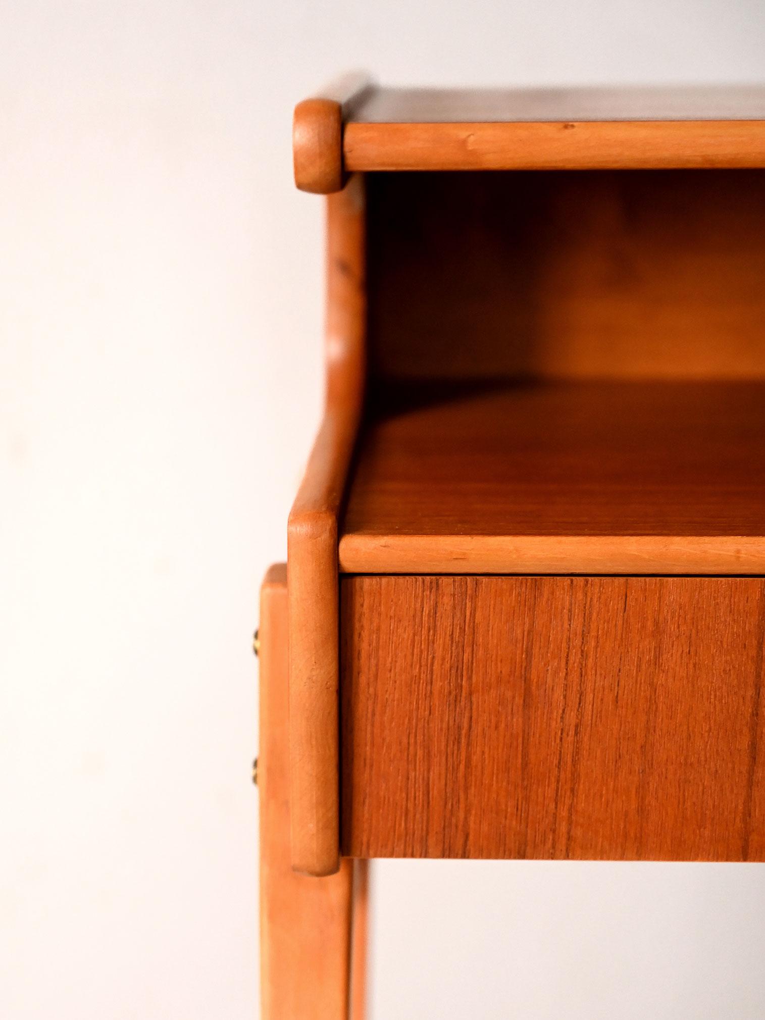 Teak Comodino scandinavo anni ’50 in teak con mensola in vendita