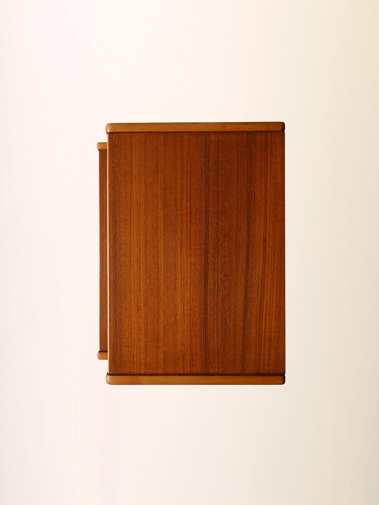 Comodino scandinavo anni ’50 in teak con mensola in vendita 1