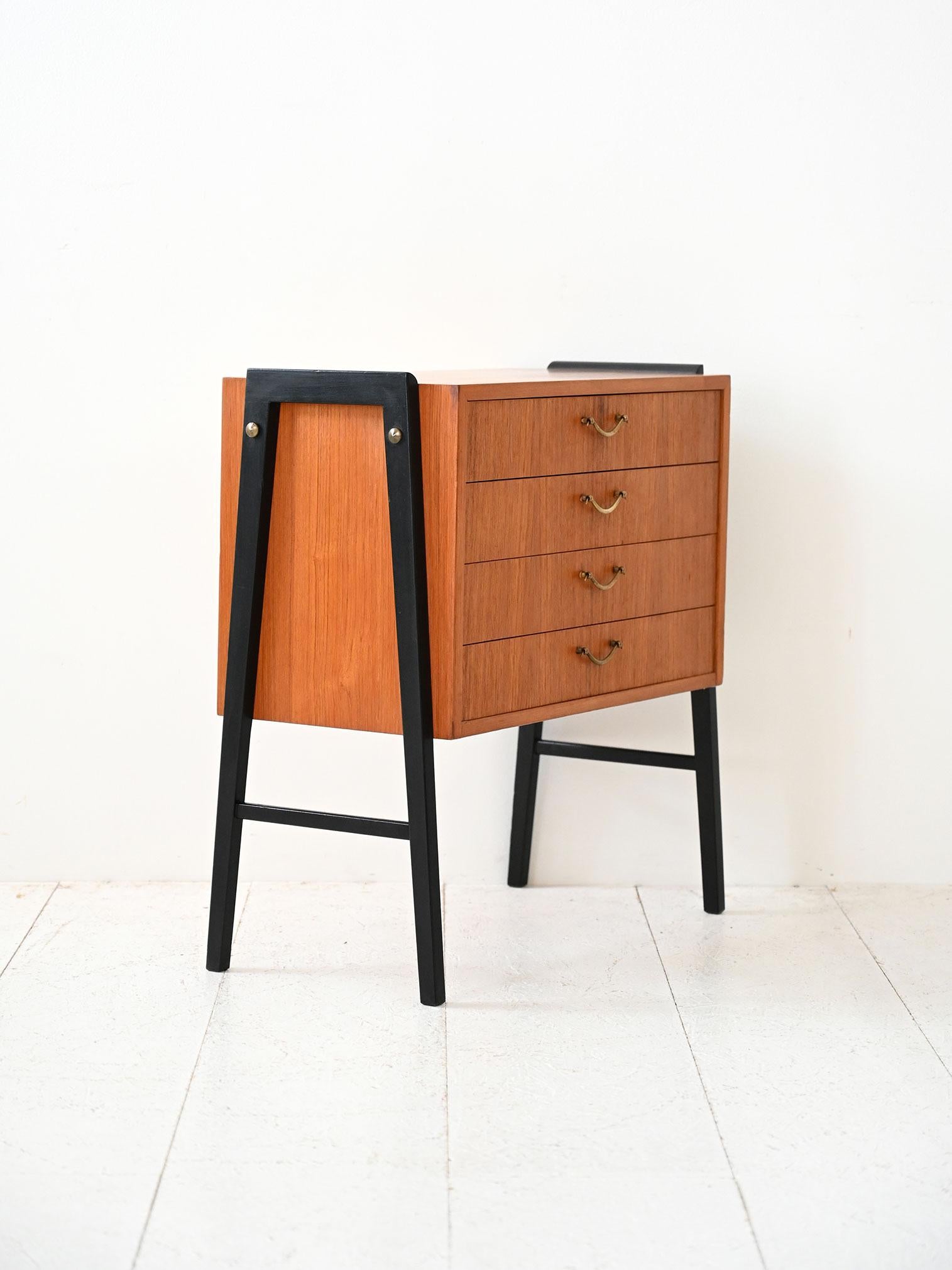 Scandinave moderne Comodino scandinavo anni ’50 in teak e ottone en vente