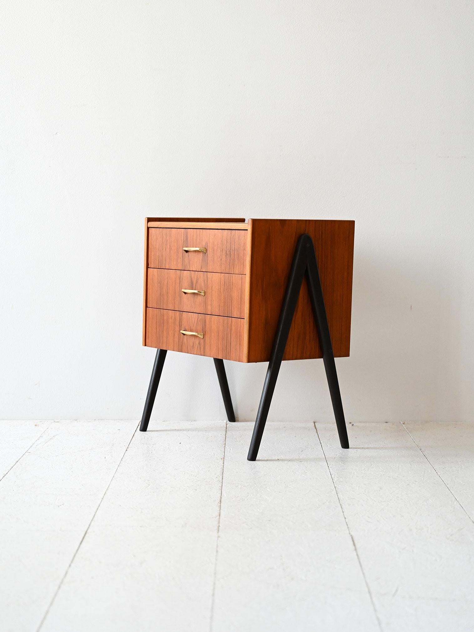 Scandinave moderne Comodino scandinavo anni ’50 in teak e ottone en vente
