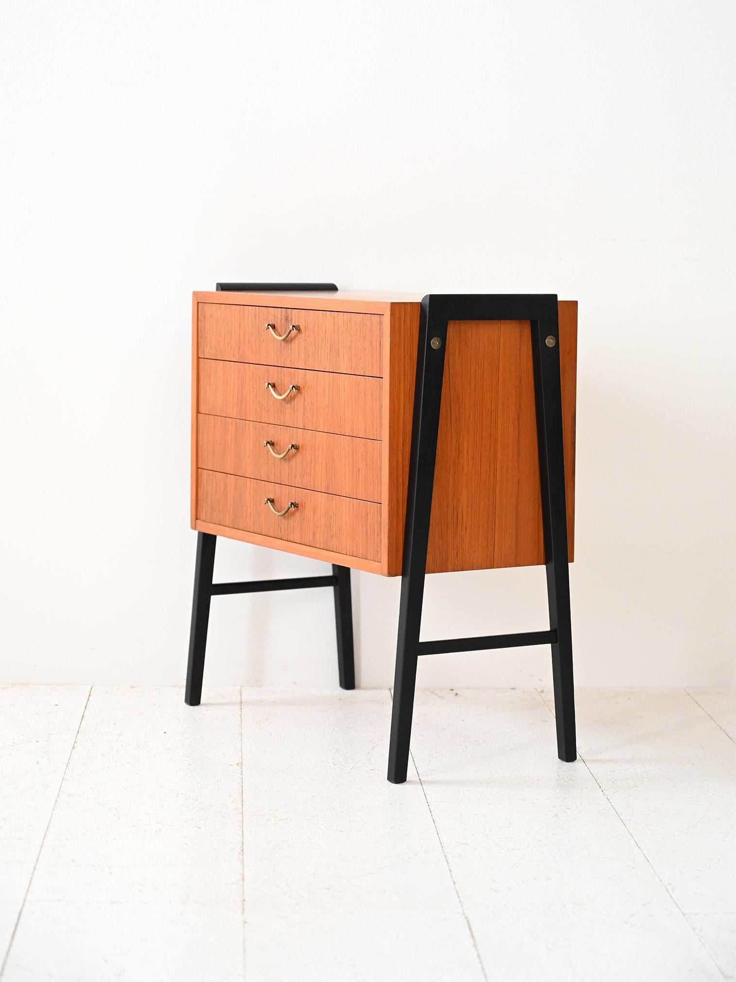 Scandinavian Comodino scandinavo anni ’50 in teak e ottone en vente