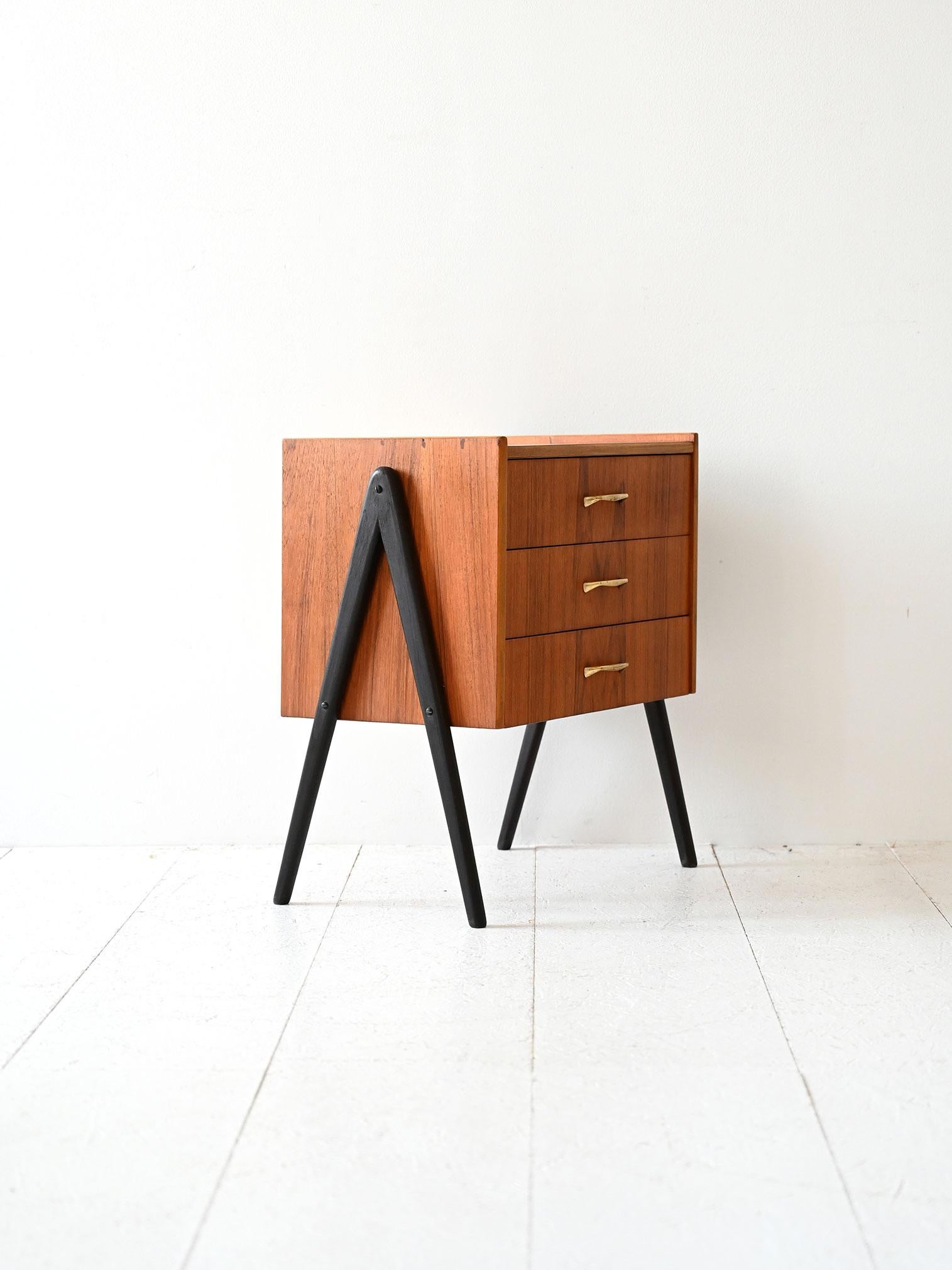 Scandinavian Comodino scandinavo anni ’50 in teak e ottone en vente
