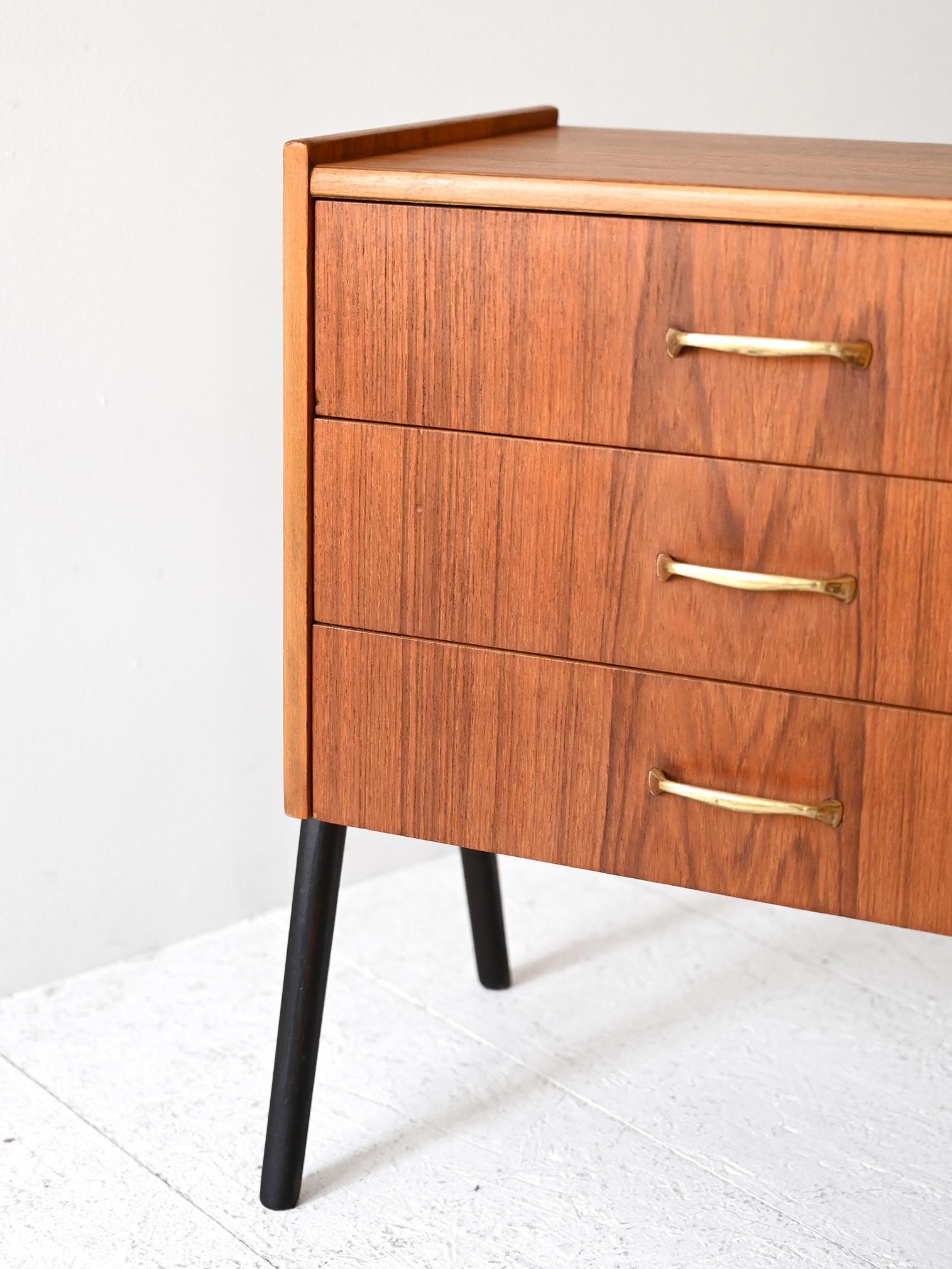 Comodino scandinavo anni ’50 in teak e ottone Bon état - En vente à Brescia, IT