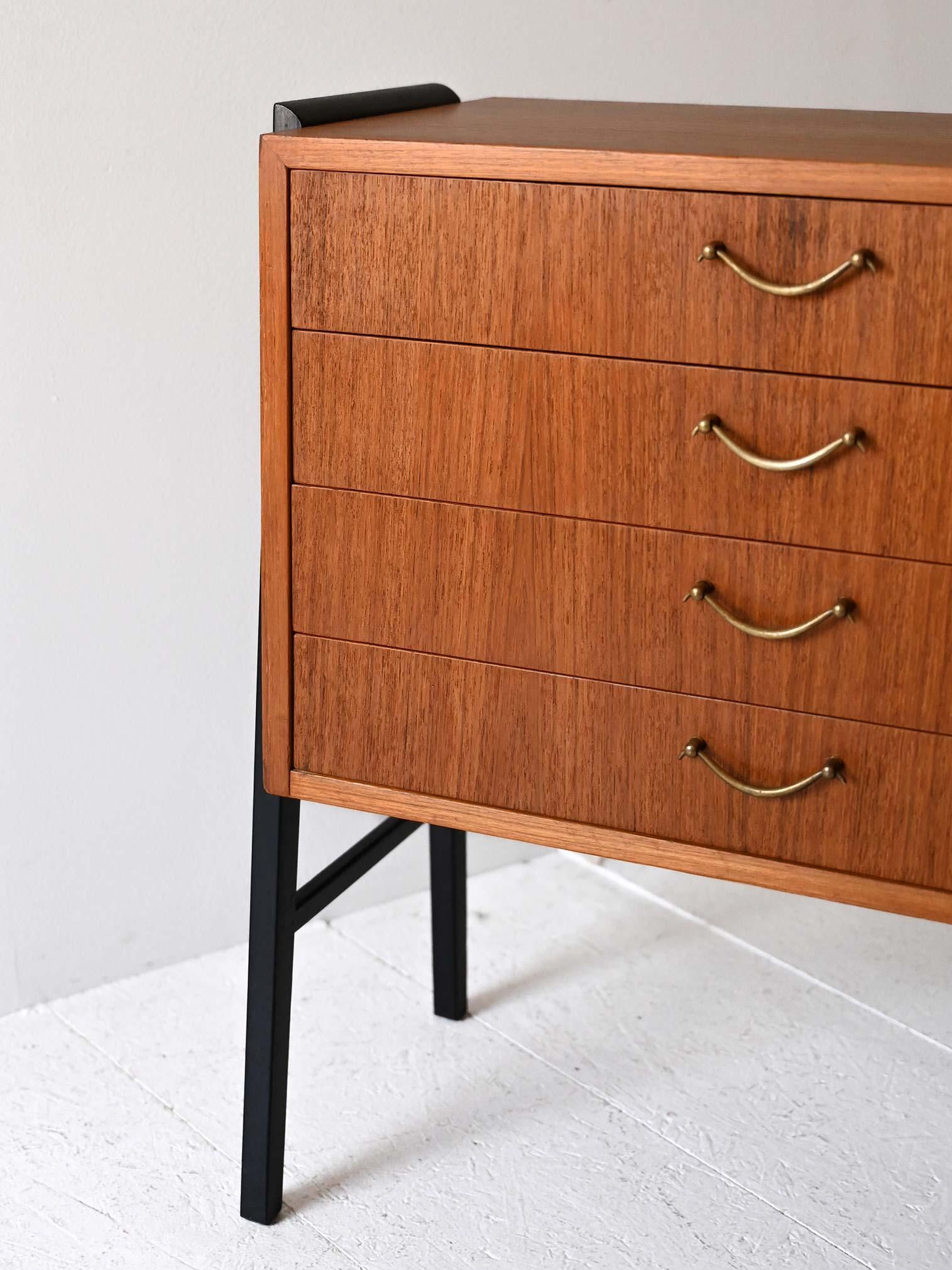 Mid-20th Century Comodino scandinavo anni ’50 in teak e ottone en vente