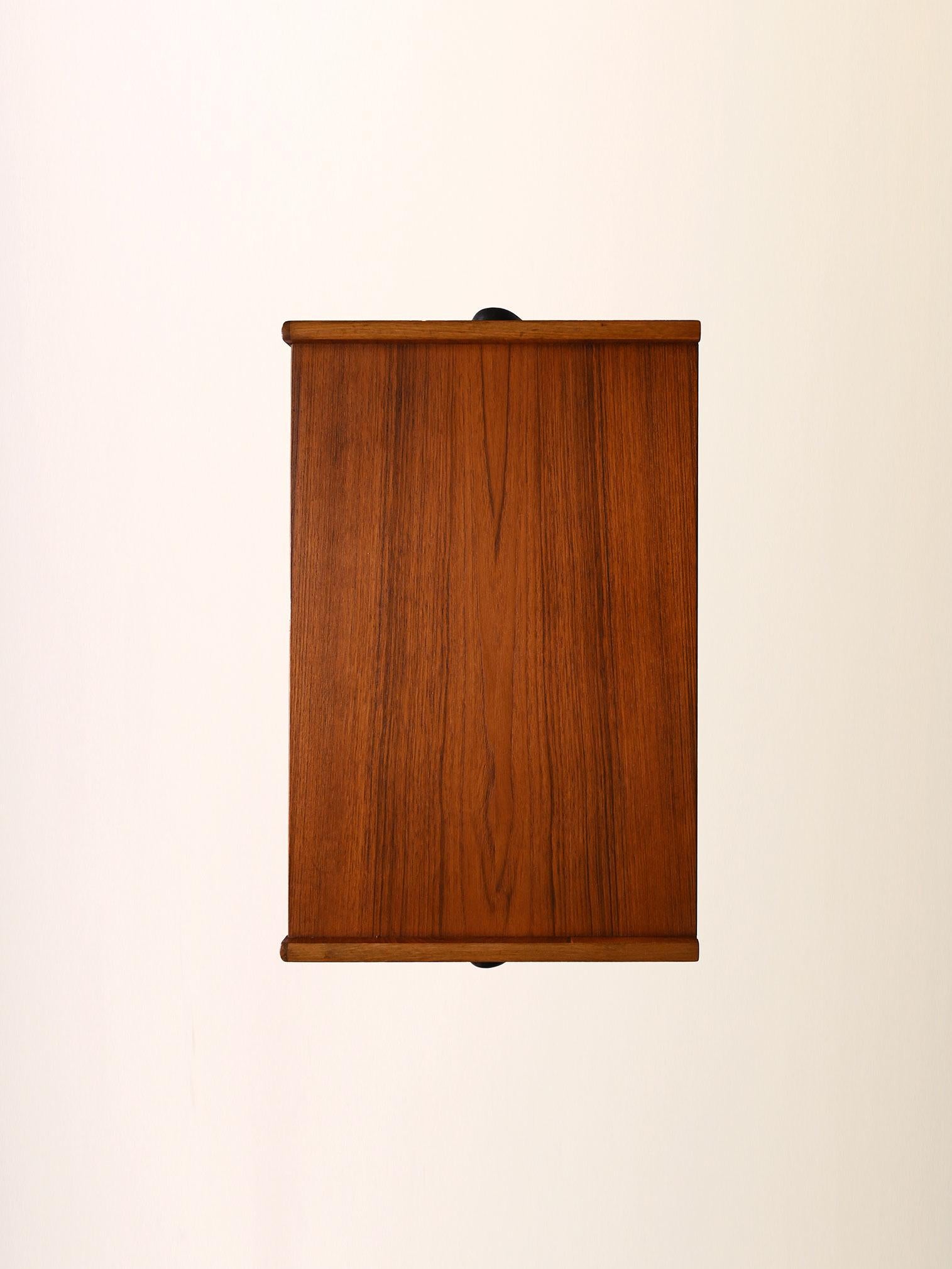 Mid-20th Century Comodino scandinavo anni ’50 in teak e ottone en vente