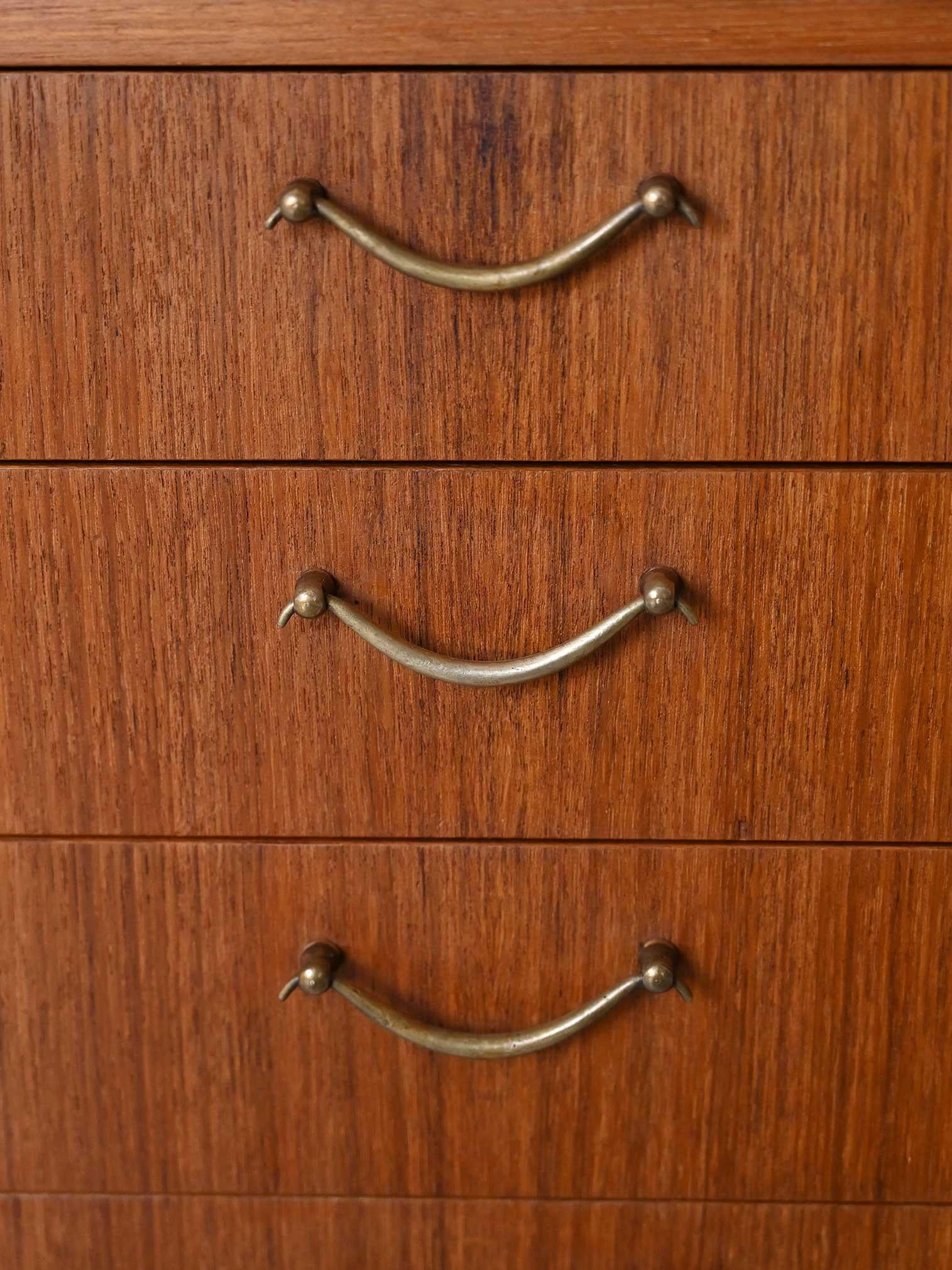 Comodino scandinavo anni ’50 in teak e ottone en vente 1