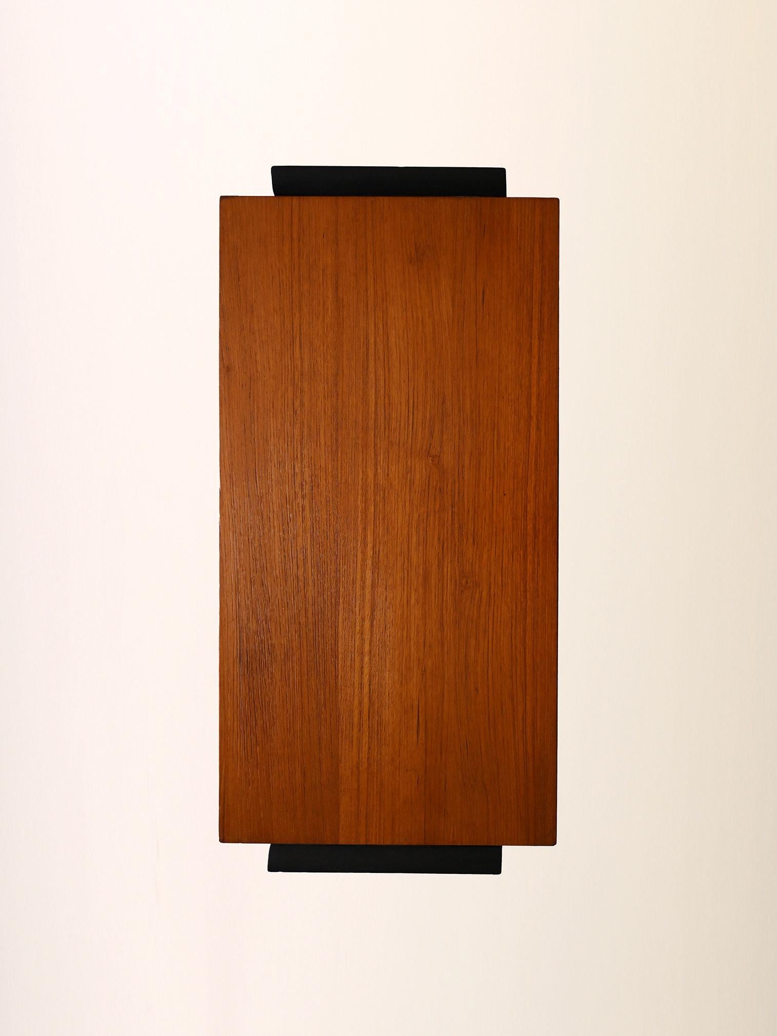 Comodino scandinavo anni ’50 in teak e ottone en vente 2
