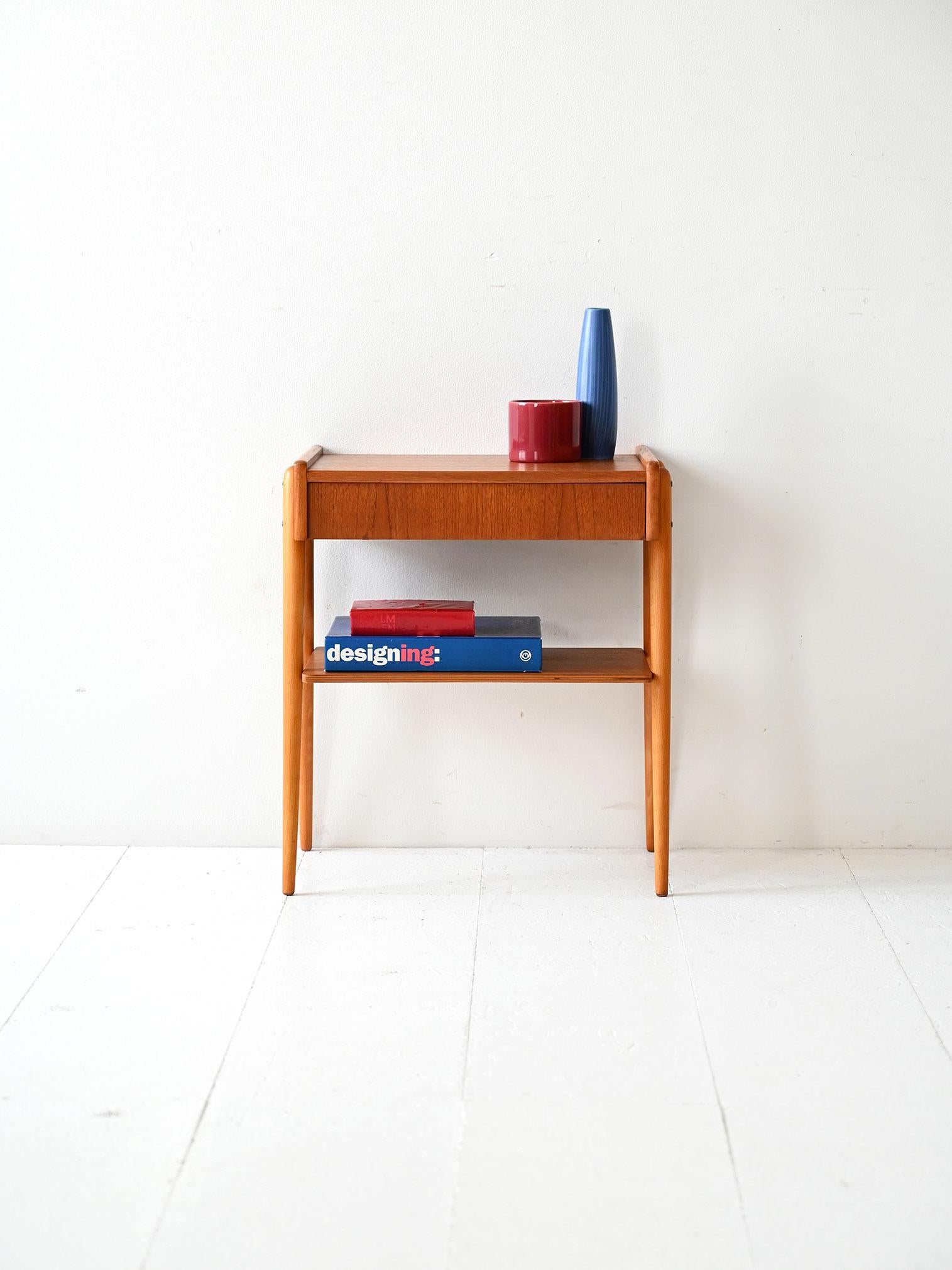 Nachttisch aus Teakholz, hergestellt von AB Carlström & Co, mit umgekehrten V-Beinen und verdeckter Schublade.

Originaler skandinavischer Nachttisch aus den 1960er Jahren, hergestellt von AB Carlström & Co, wie der vorhandene Markenname verrät.