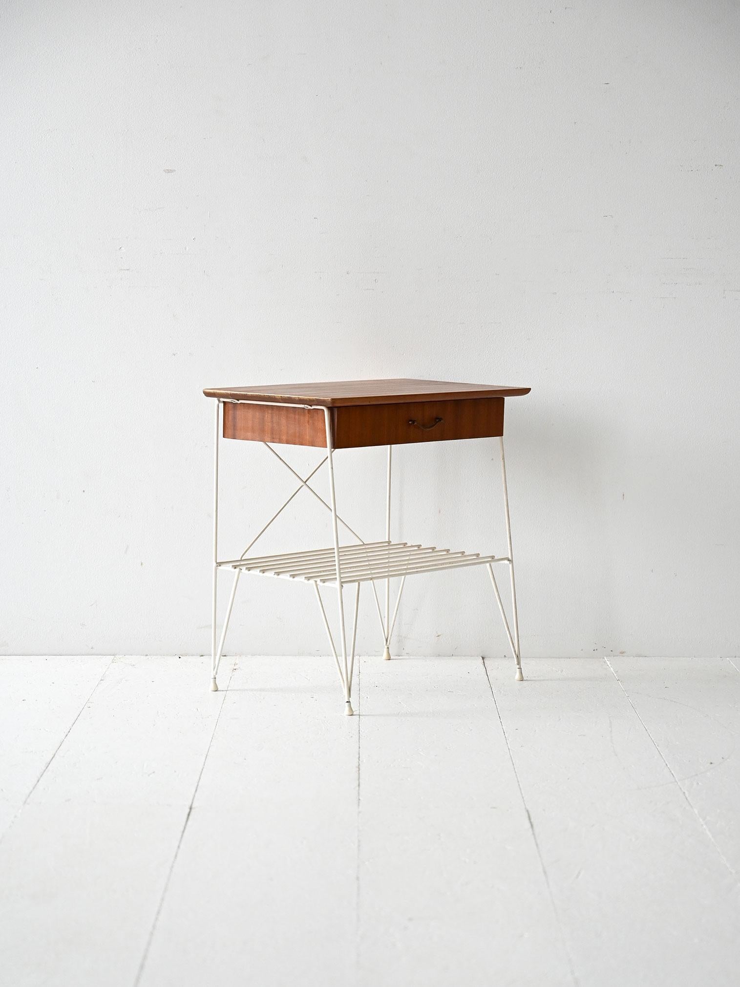 Scandinave moderne Table de chevet scandinave en métal et acajou des années 1960 en vente
