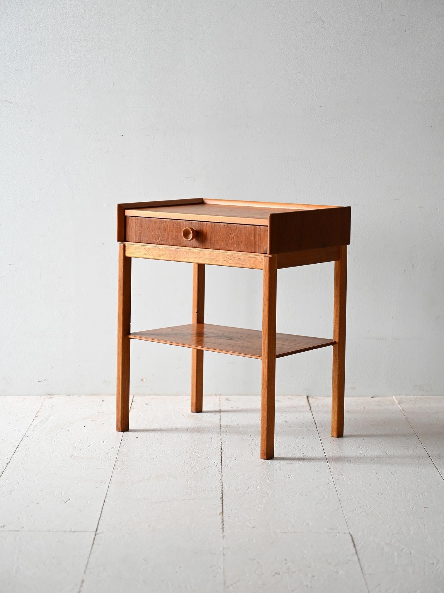 Scandinavian 1960s teak and oak bedside table In Good Condition For Sale In Brescia, IT