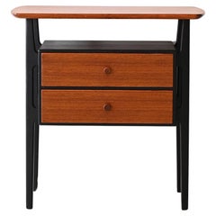 Comodino scandinavo con dettagli neri