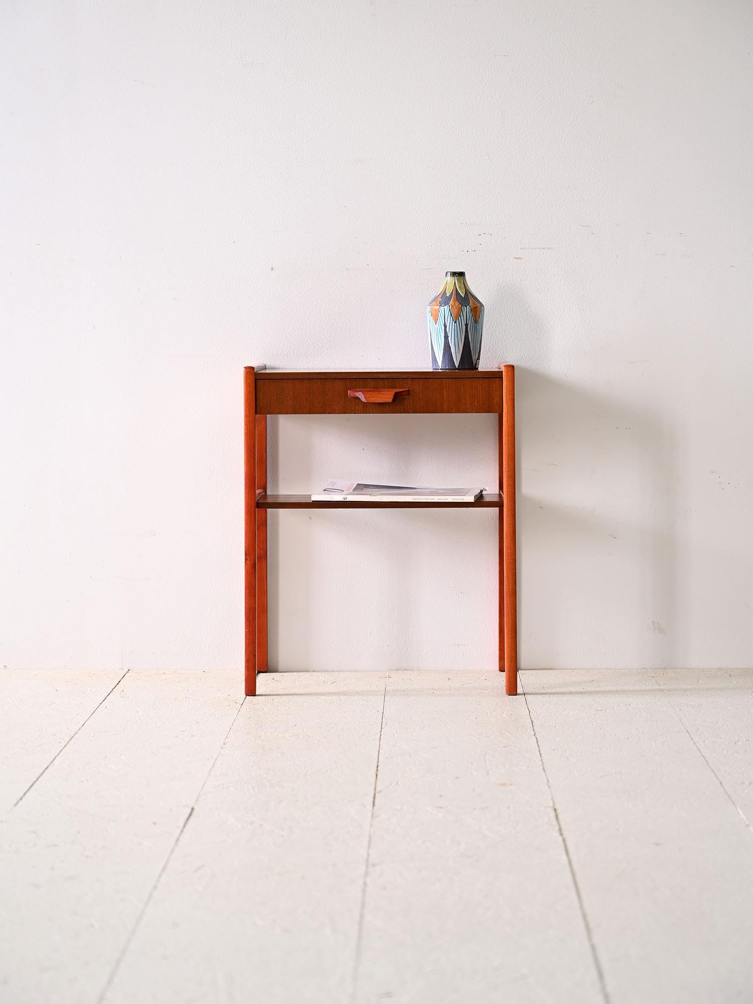 Nachttisch aus nordischem Mahagoni mit Schublade.

Nachttisch aus skandinavischem Mahagoni mit einfachen und klaren Linien, der sich durch einen minimalistischen Stil auszeichnet, der sich durch seine zeitlose Eleganz auszeichnet. 
Der geschnitzte