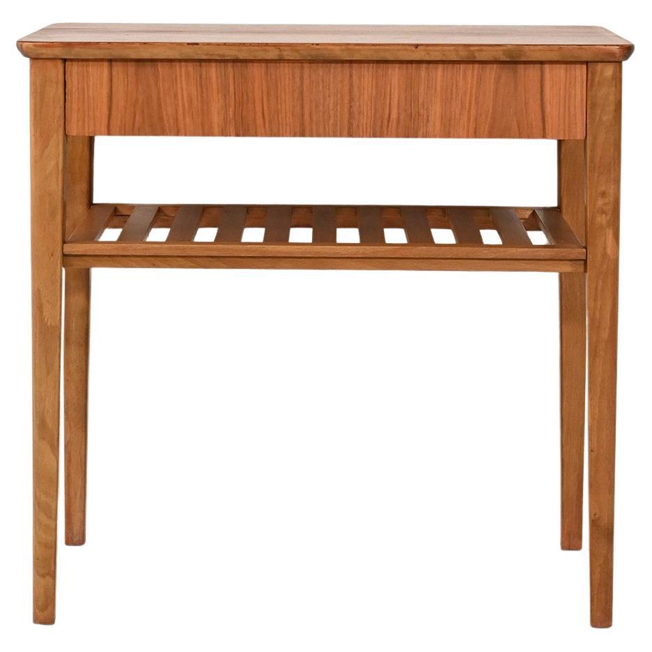 Comodino scandinavo con portariviste a listelli