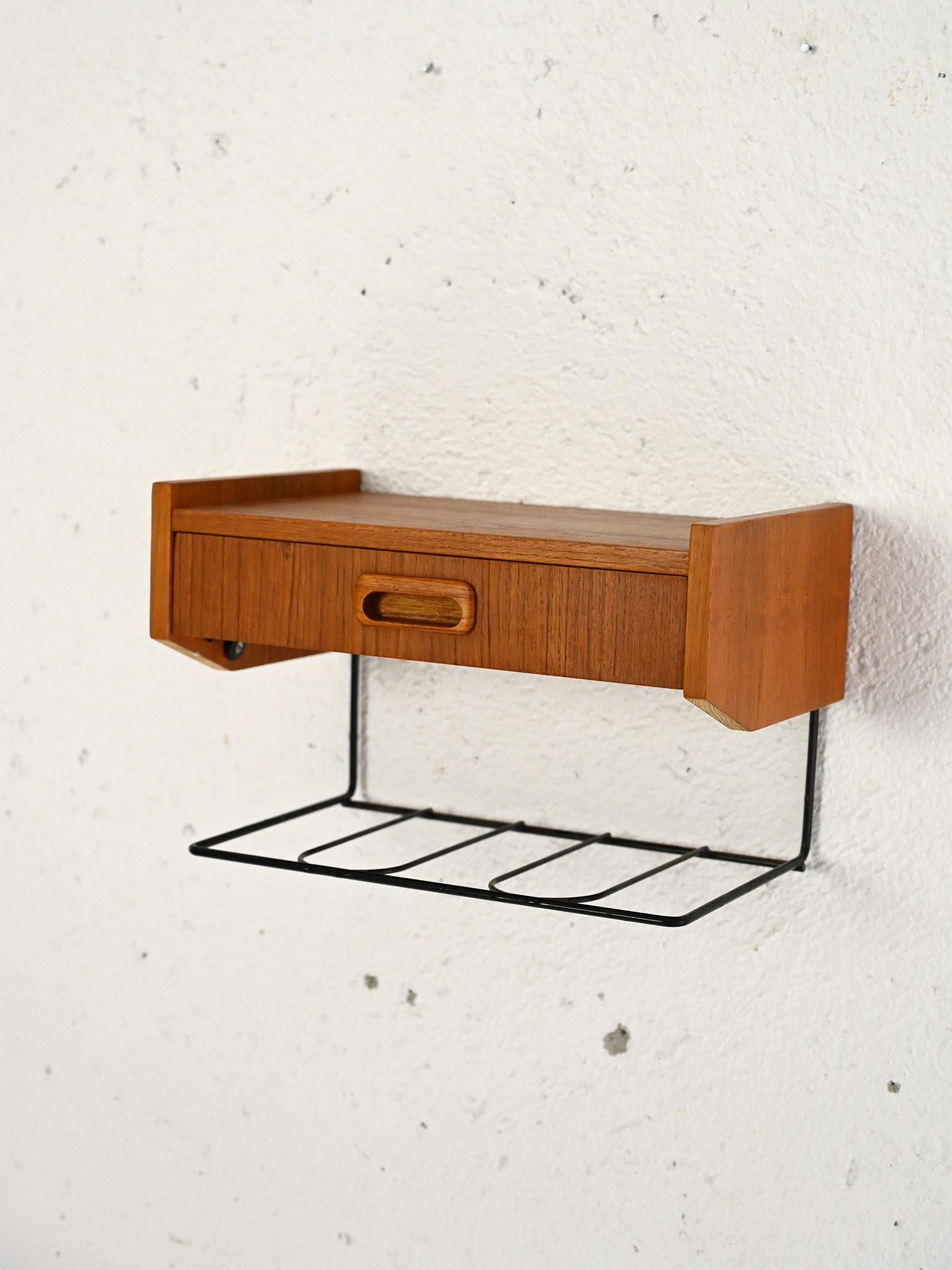 Vintage-Regal aus Teakholz aus den 1960er Jahren.

Ein originelles Stück, bestehend aus einer Teakholzplatte mit einer Schublade mit geschnitztem Holzgriff und einem Rahmen mit einer Metallablage. Ideal als Nachttisch für das Schlafzimmer, aber auch