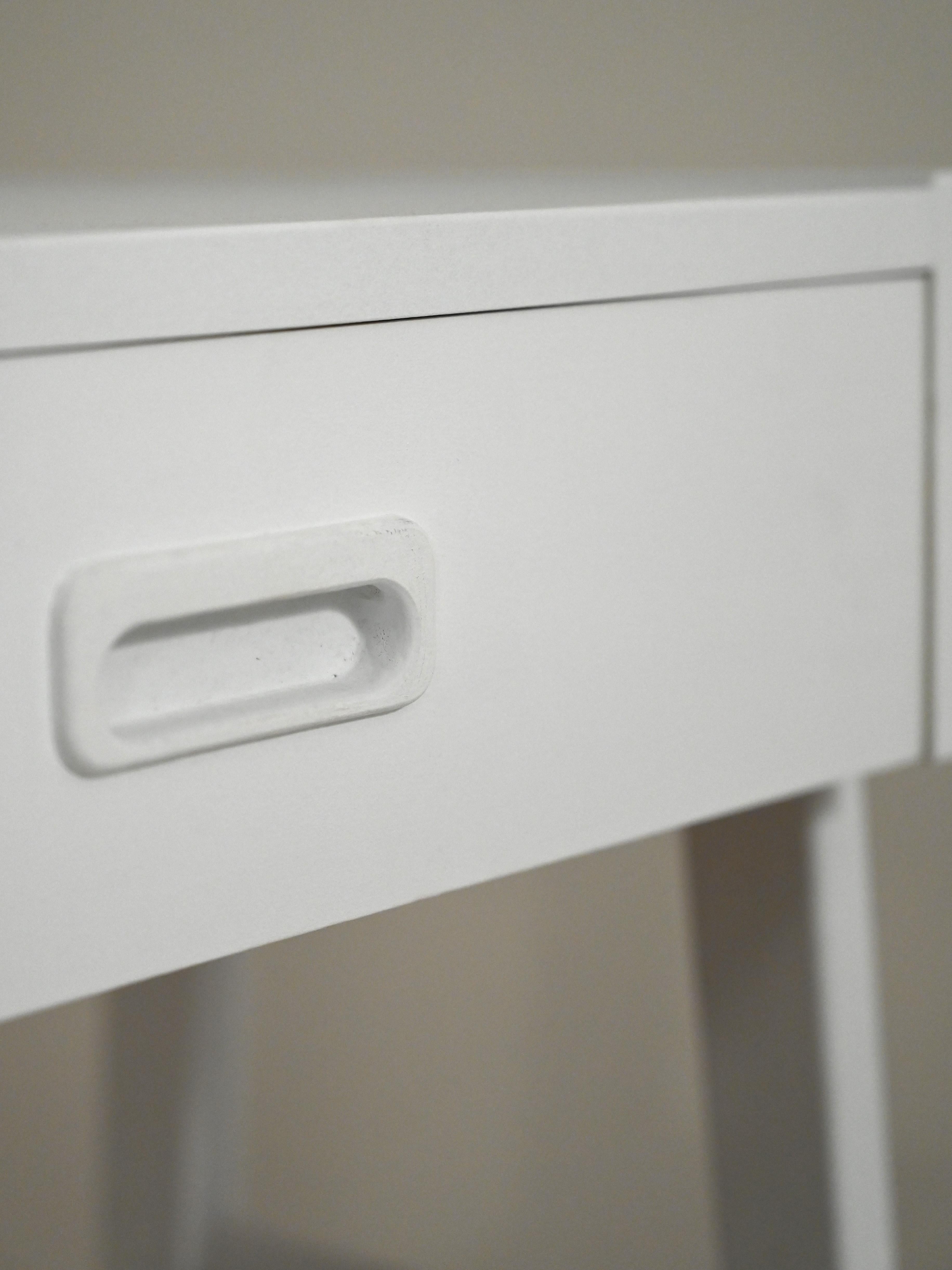 White-painted Scandinavian nightstand In Good Condition For Sale In Brescia, IT