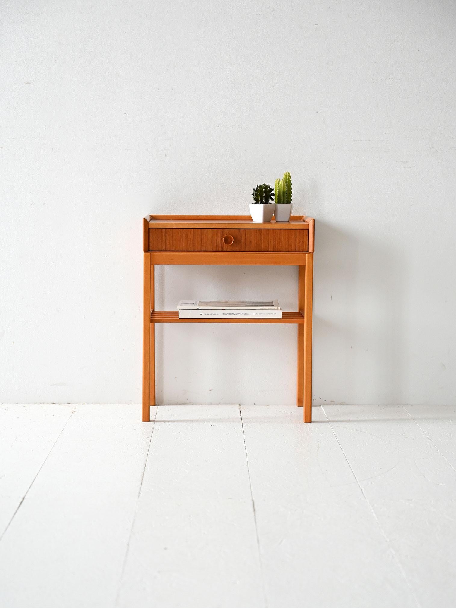 Table de chevet scandinave des années 1960 en chêne et teck avec tiroir et tablette à lamelles 

Table de chevet vintage scandinave des années 1960 en chêne avec tiroir et plateau en placage de teck. La structure légère contraste avec les tons