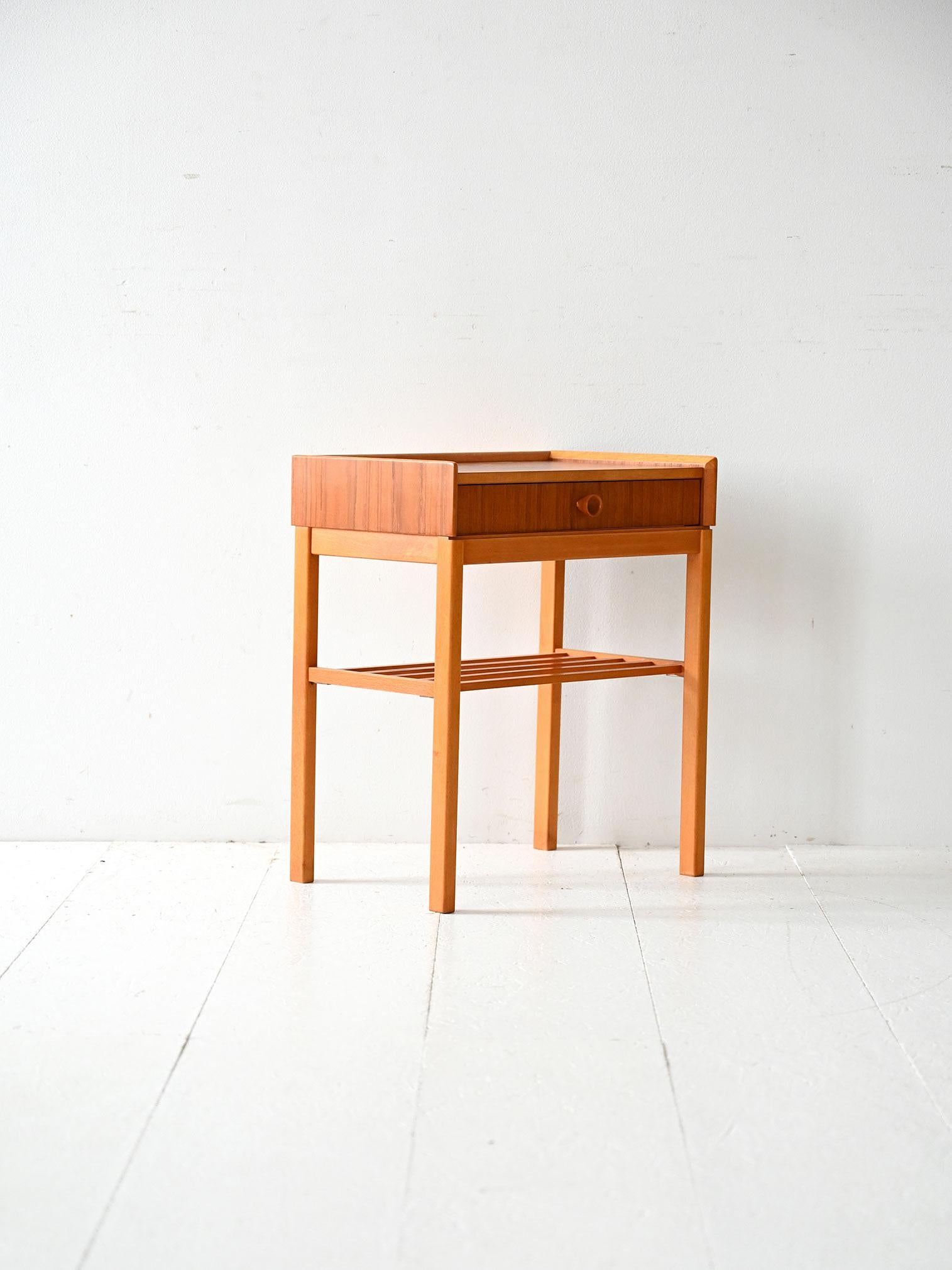 Scandinave moderne Table de chevet scandinave en chêne et teck des années 1960