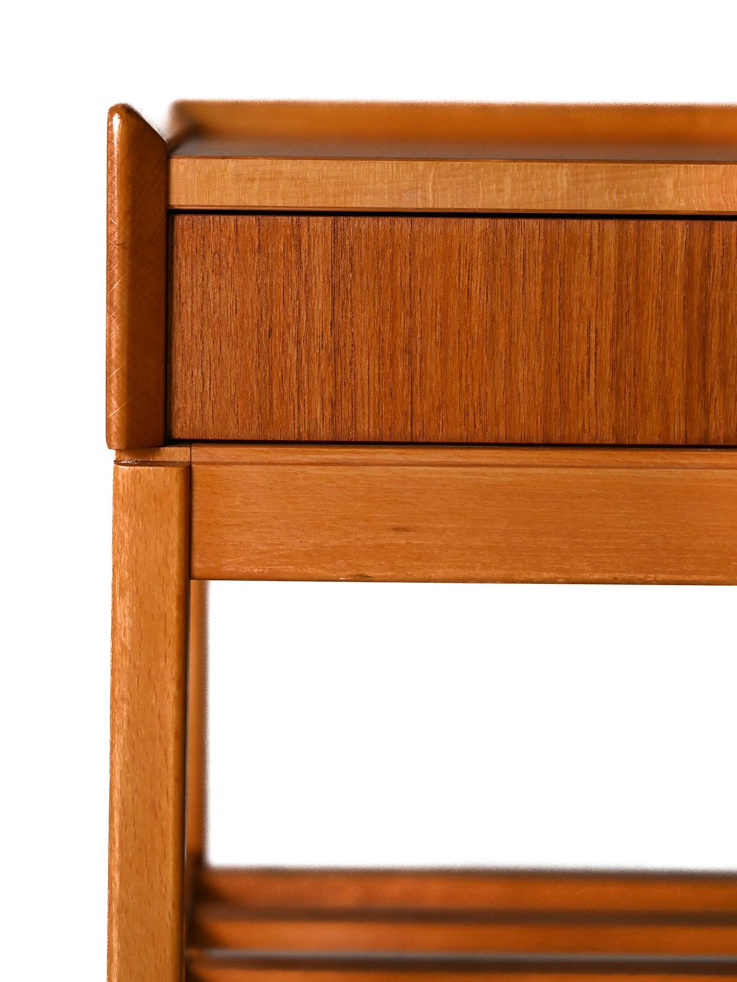 Milieu du XXe siècle Table de chevet scandinave en chêne et teck des années 1960