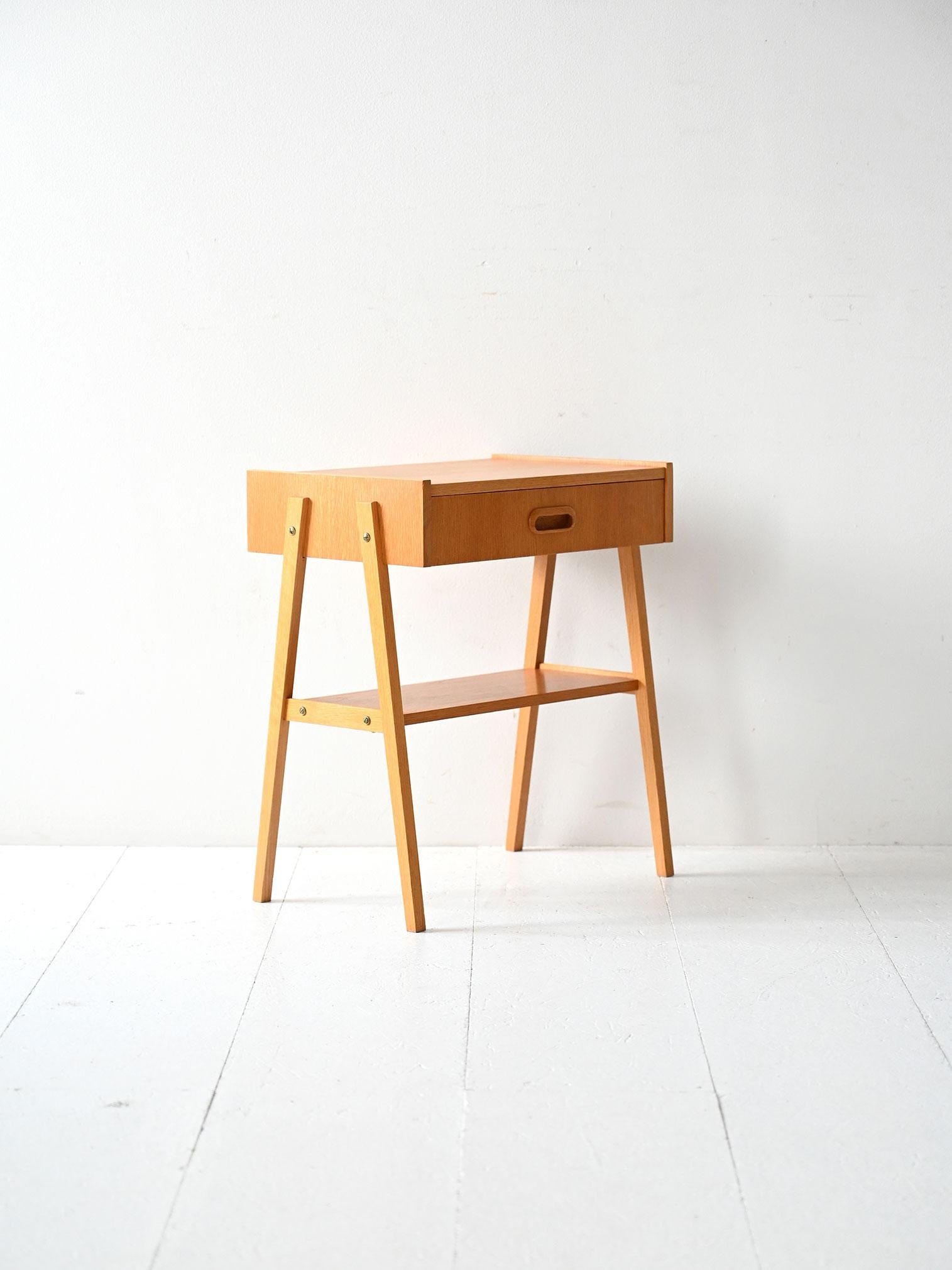 Scandinave moderne Table de chevet scandinave en teck au design géométrique en vente