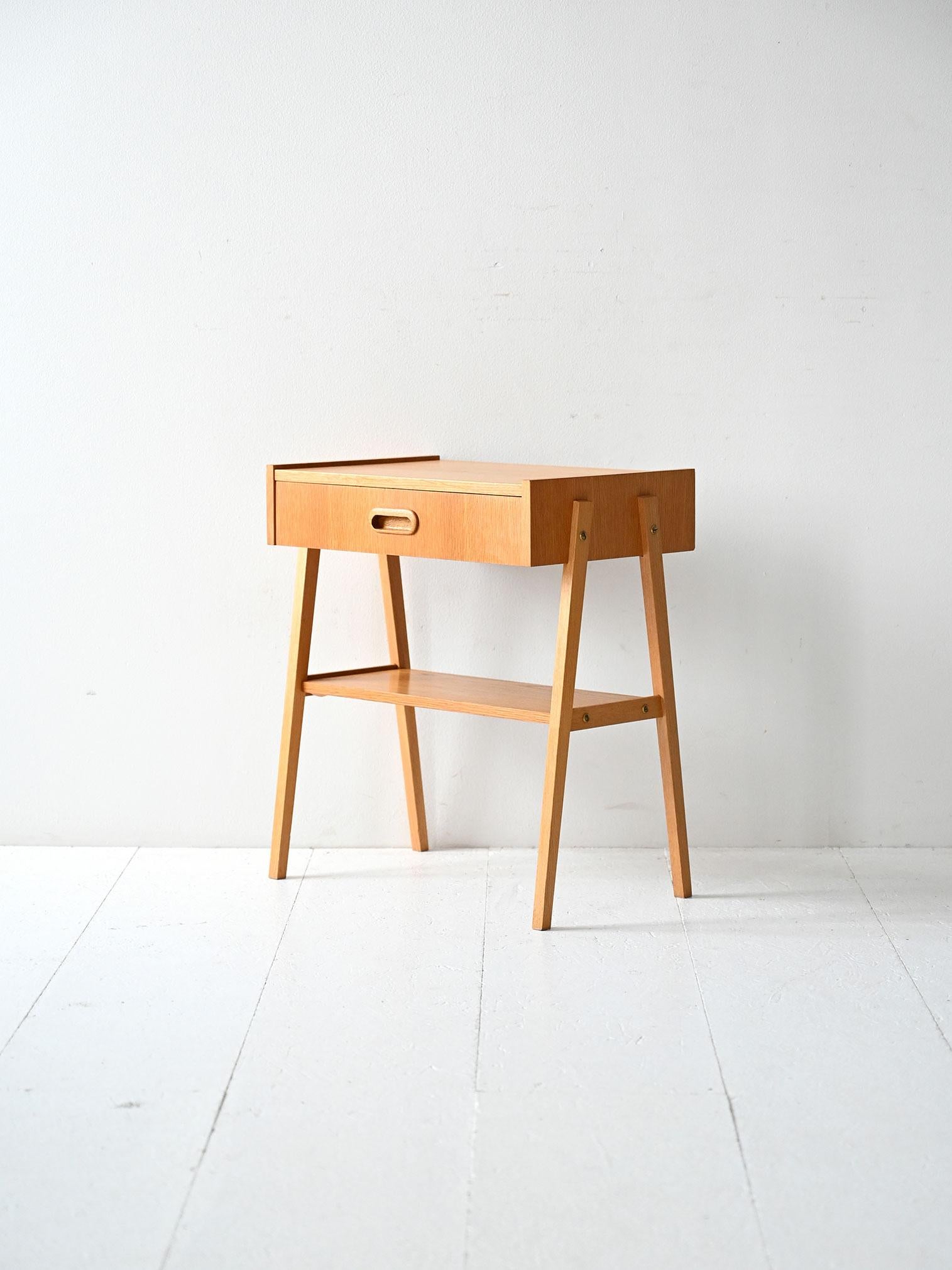 Scandinavian Table de chevet scandinave en teck au design géométrique en vente