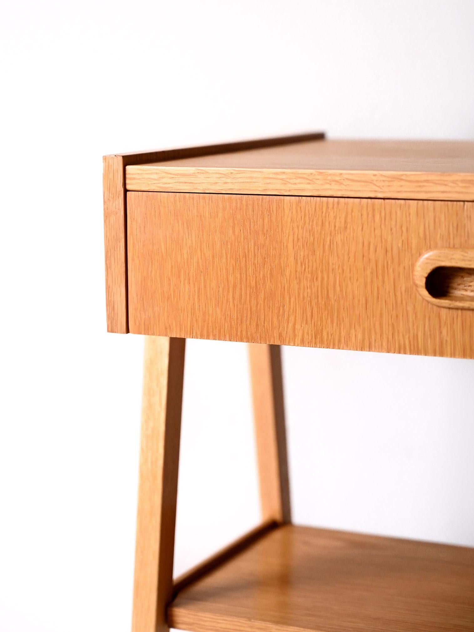 Mid-20th Century Table de chevet scandinave en teck au design géométrique en vente