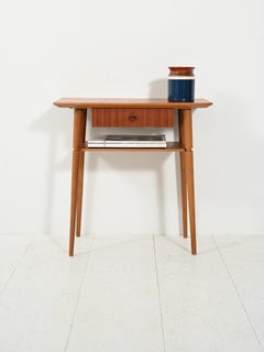 Table de chevet scandinave en teck à la silhouette allongée