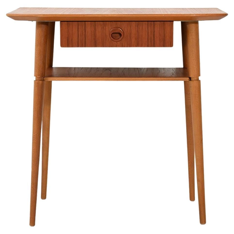 Comodino scandinavo in teak dalla silouhette allungata in vendita