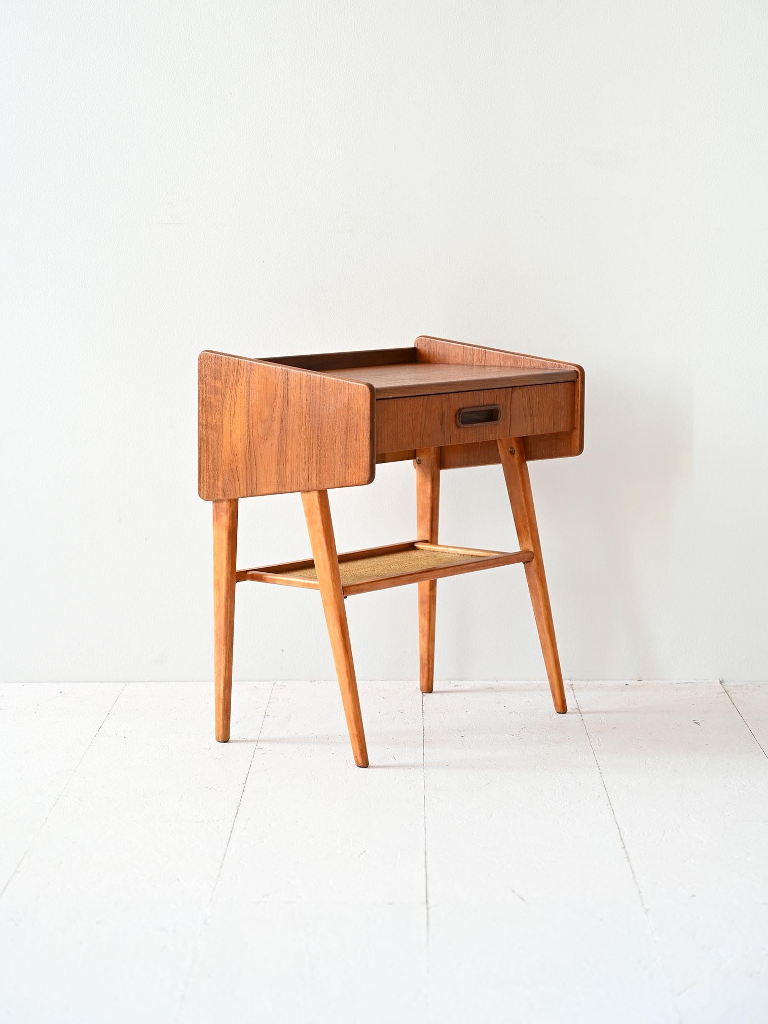 Scandinave moderne Table de chevet scandinave en teck et rotin en vente
