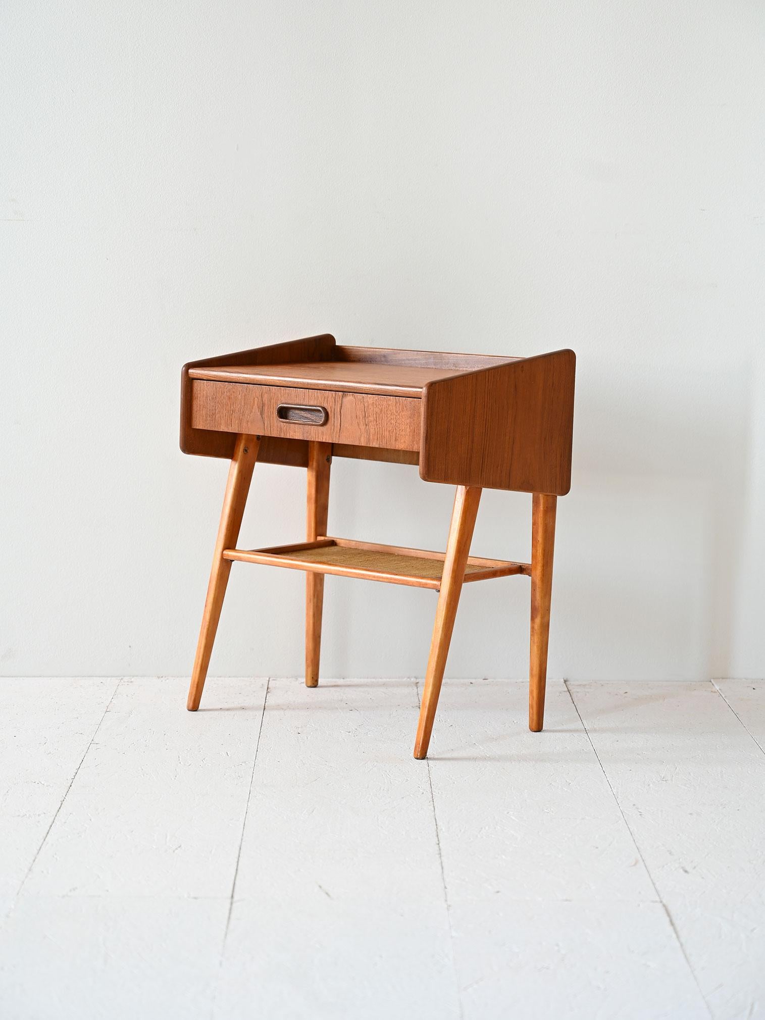 Scandinavian Table de chevet scandinave en teck et rotin en vente