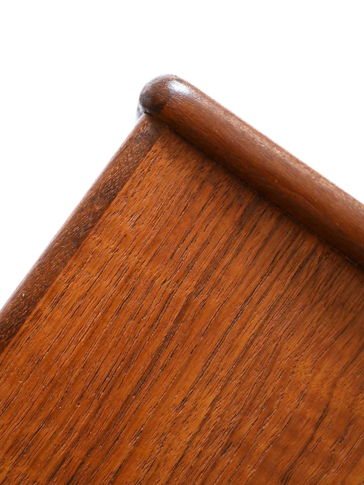 Table de chevet scandinave en teck et rotin Bon état - En vente à Brescia, IT
