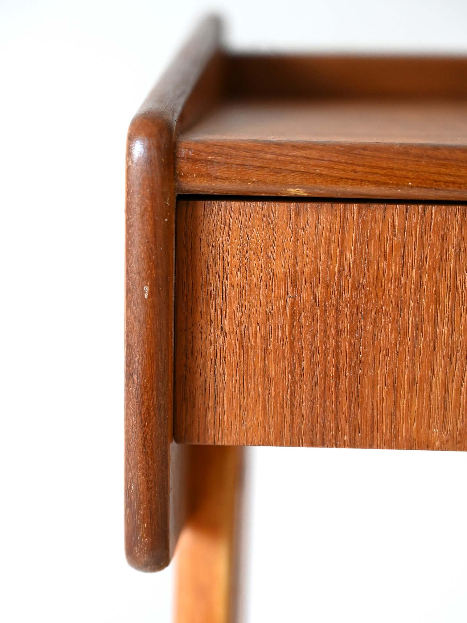 Mid-20th Century Table de chevet scandinave en teck et rotin en vente