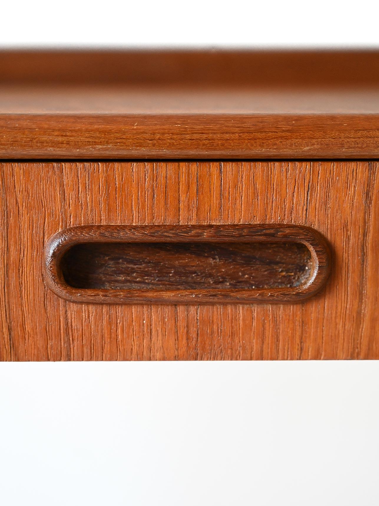 Rotin Table de chevet scandinave en teck et rotin en vente