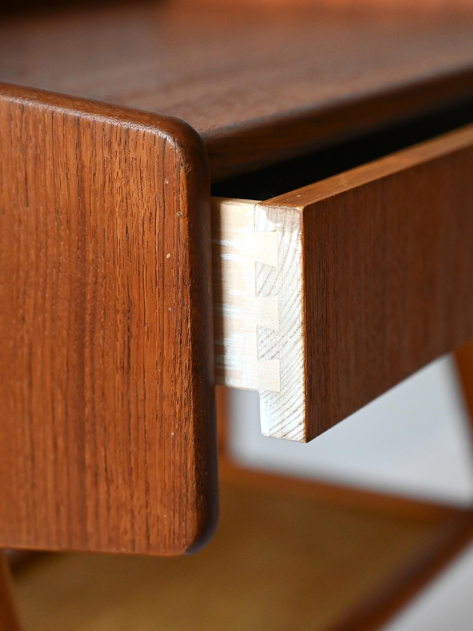Table de chevet scandinave en teck et rotin en vente 2