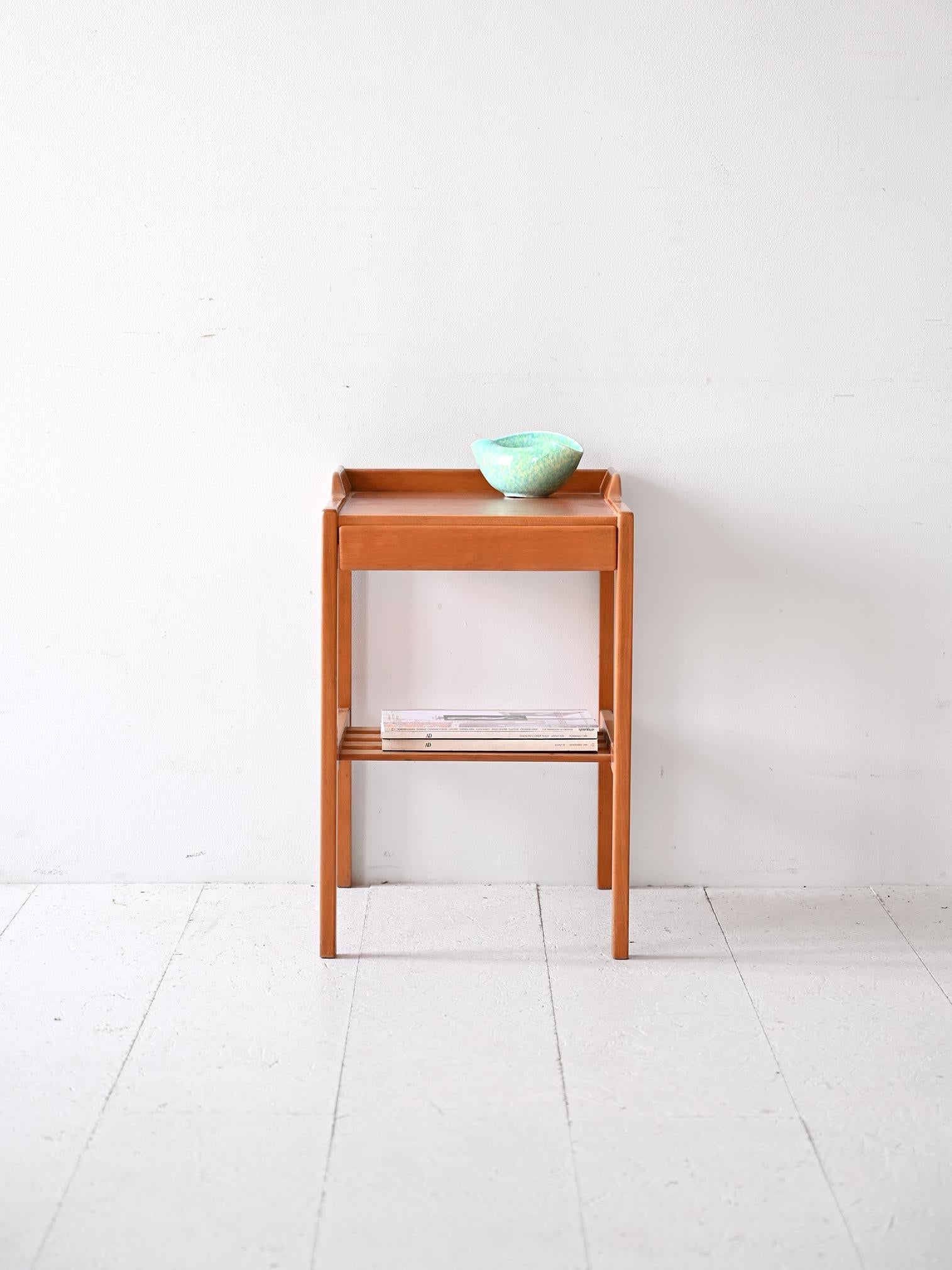 Table de chevet design nordique des années 1960 avec un petit tiroir et une étagère à magazines en lattes de bois. 

Bon état. Il peut présenter des signes du temps. Veuillez prêter attention aux photographies.

AE1195
