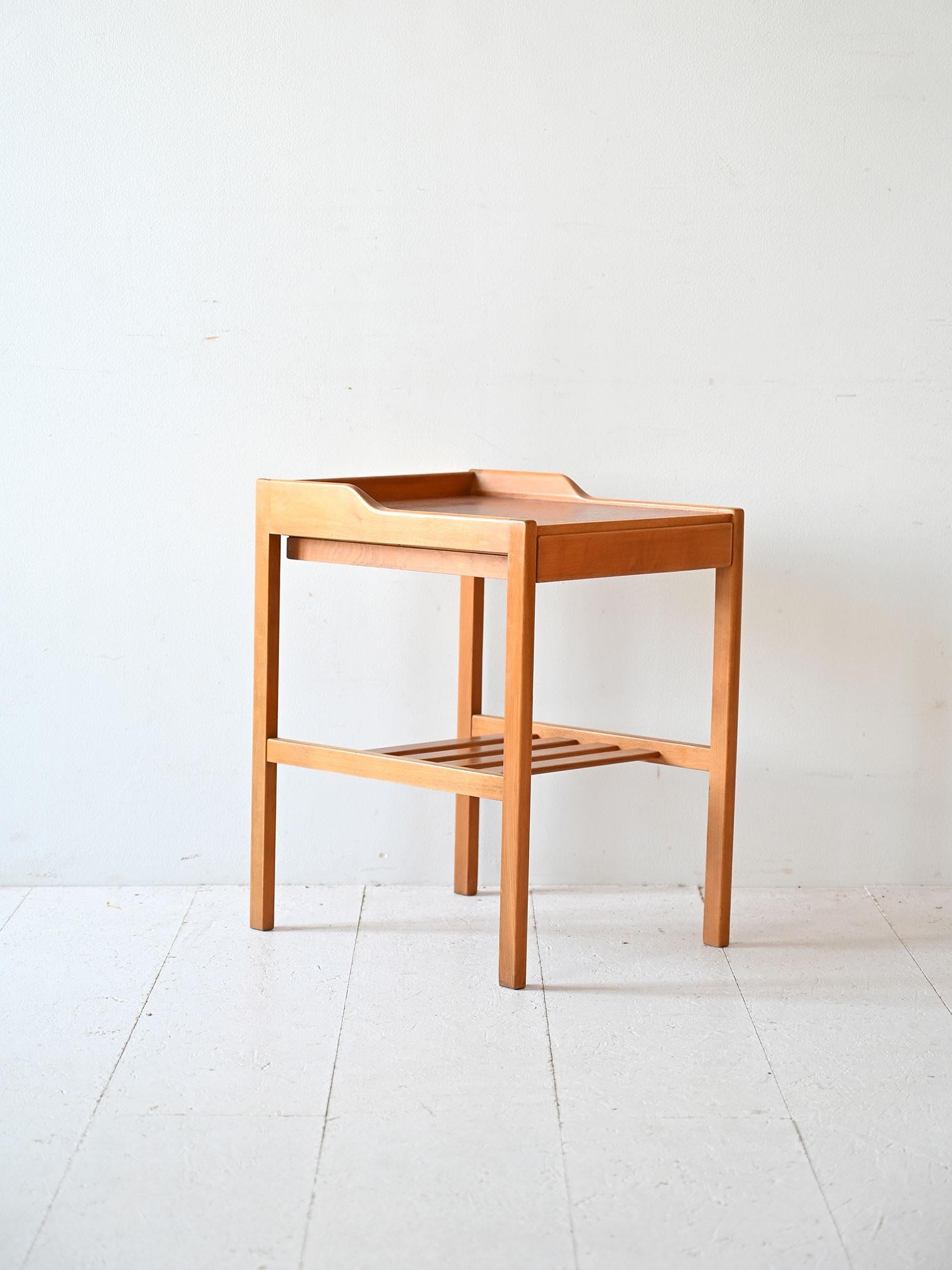 Scandinave moderne Table de chevet scandinave en teck en vente