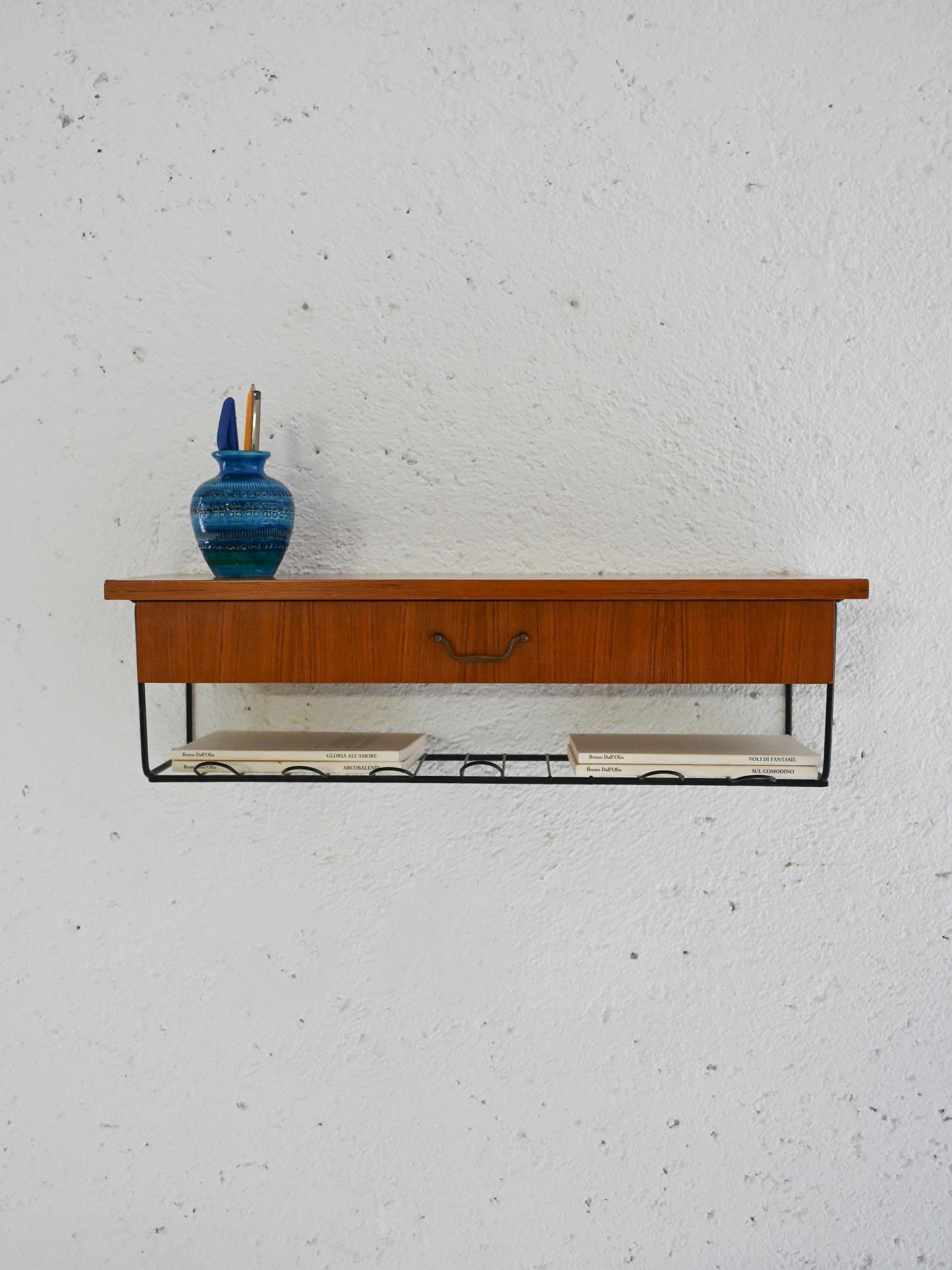 Meuble vintage original idéal comme table de chevet ou étagère. Un tiroir et une étagère à magazines en métal sont également intégrés dans la structure. 

Ses lignes minimalistes et son aspect moderne en font une pièce adaptée à la personnalisation
