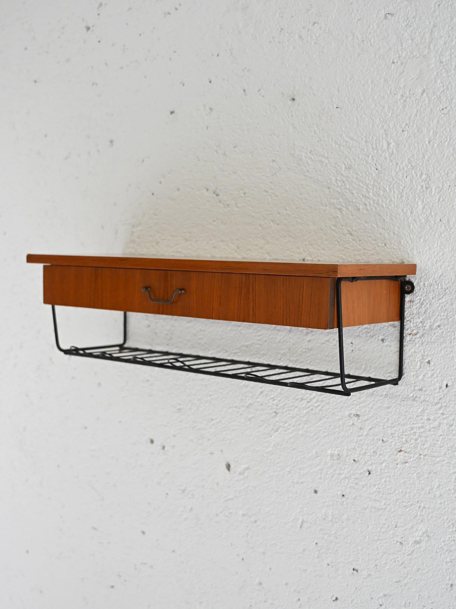 Scandinave moderne Table de chevet suspendue scandinave avec tiroir en vente