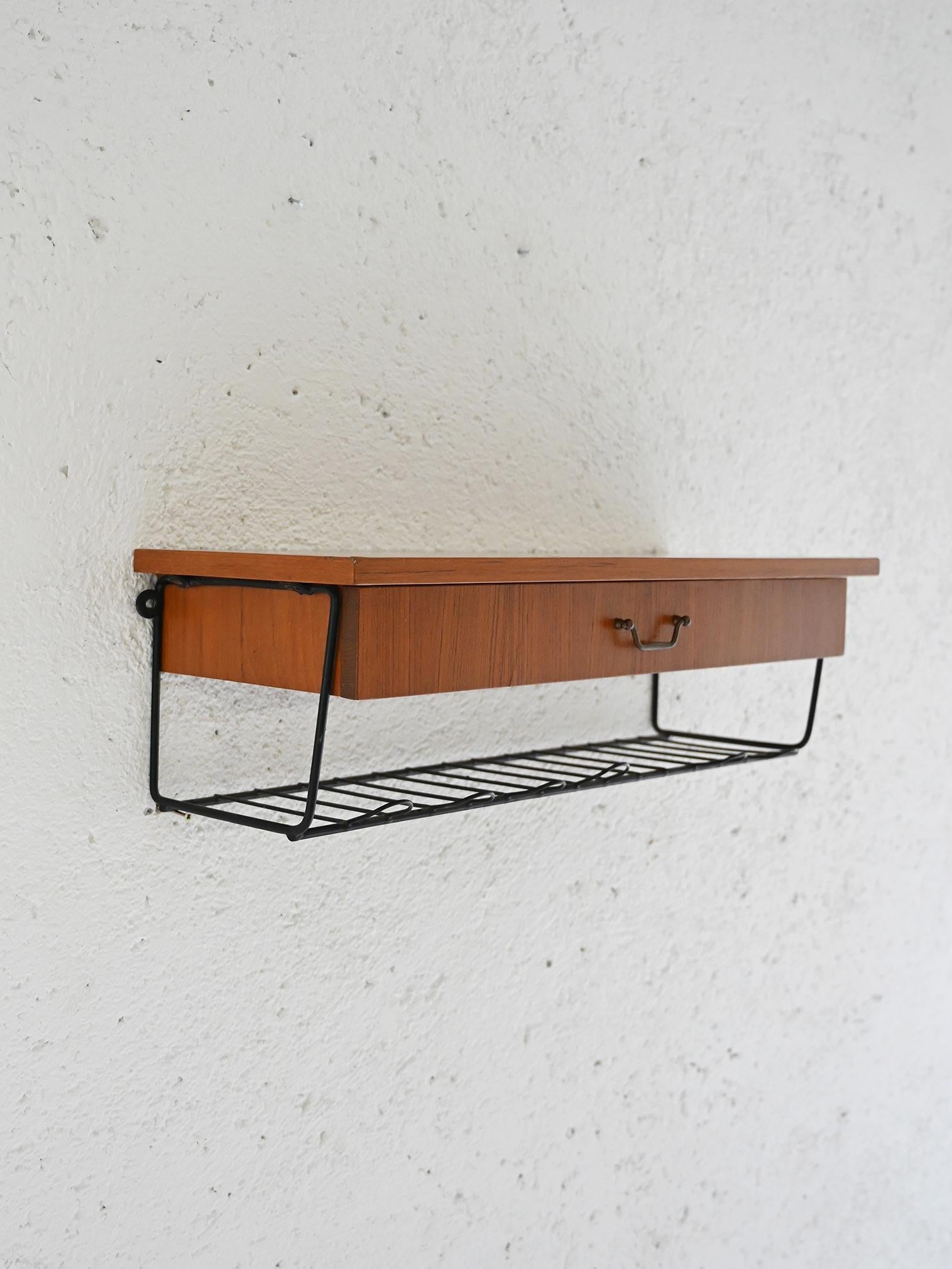 Scandinavian Table de chevet suspendue scandinave avec tiroir en vente
