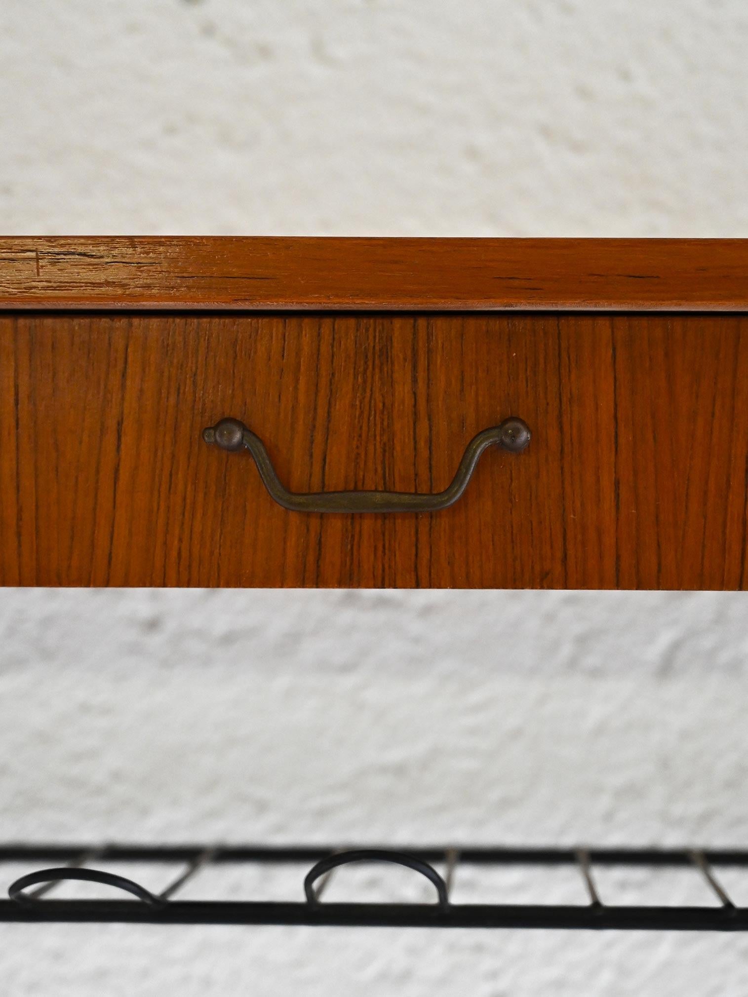 Table de chevet suspendue scandinave avec tiroir Bon état - En vente à Brescia, IT