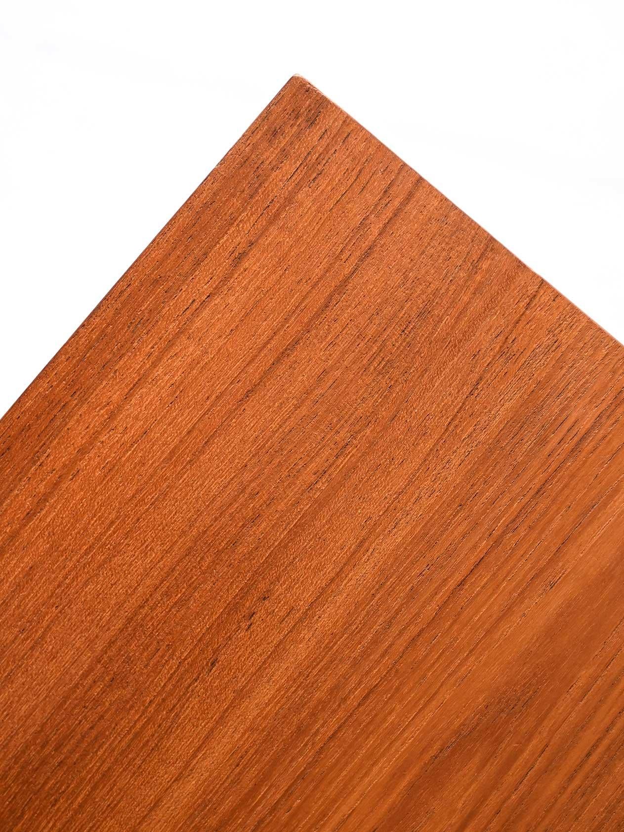 Comodino scandinavo vintage anni 50/60 in teak e ferro In condizioni buone in vendita a Brescia, IT